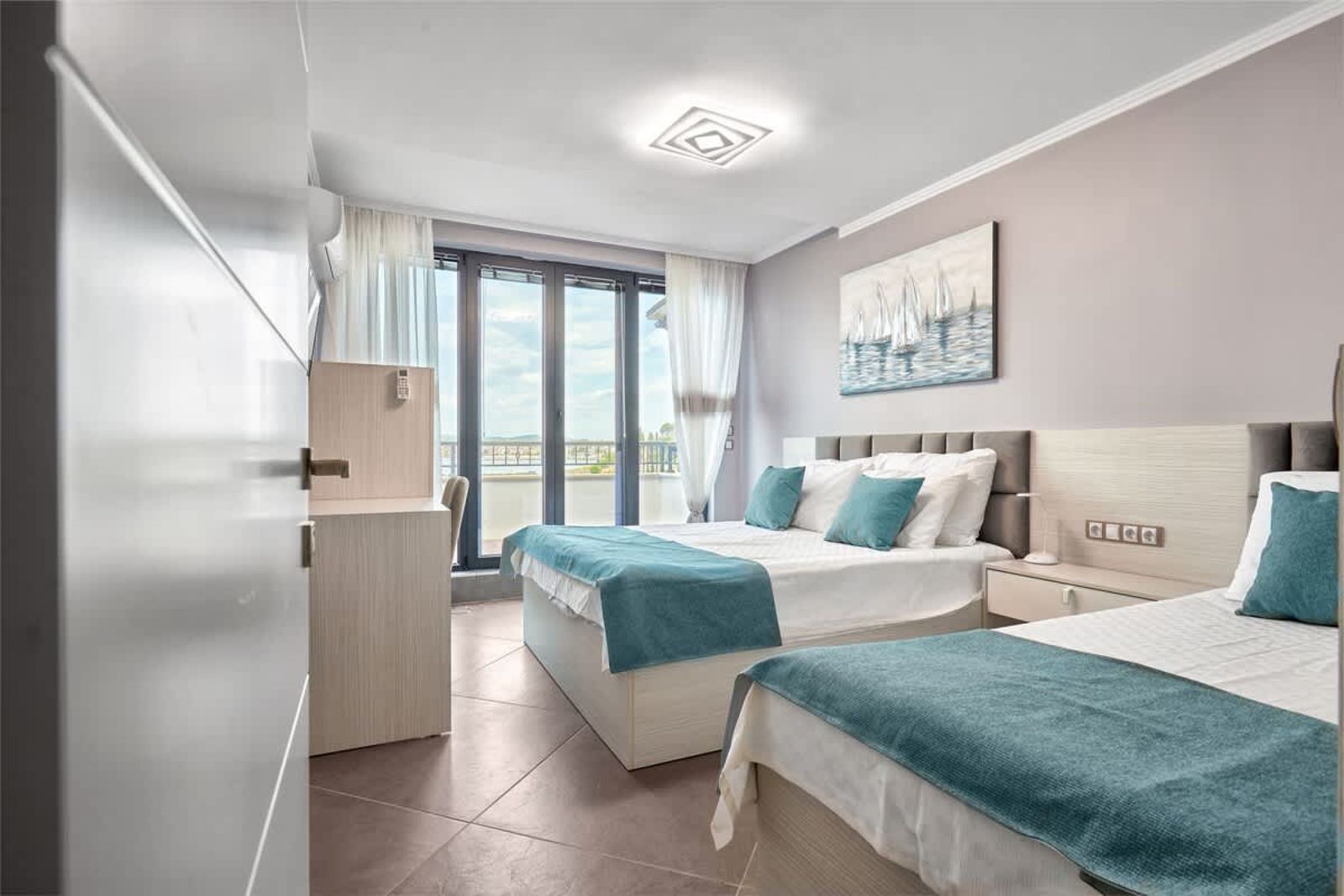 3BD Beach Paradise with a Stunning View + Parking - Photo 9