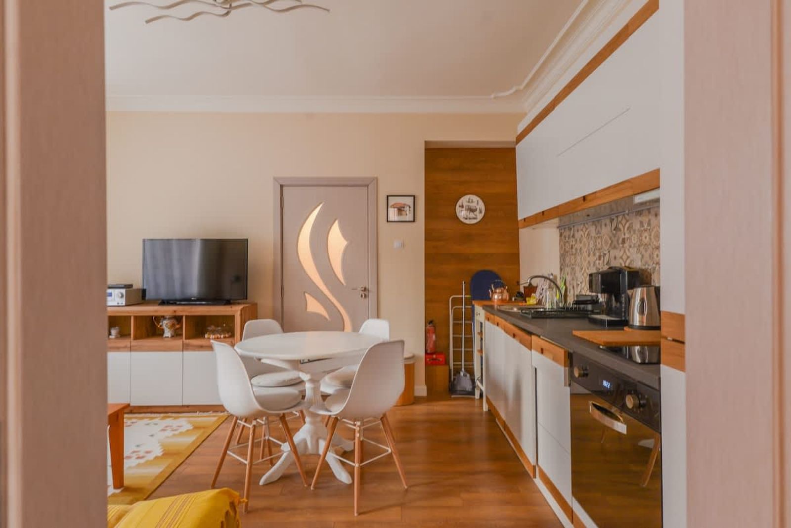 Welcoming One Bedroom on Vasil Levski Boulevard - Photo 4