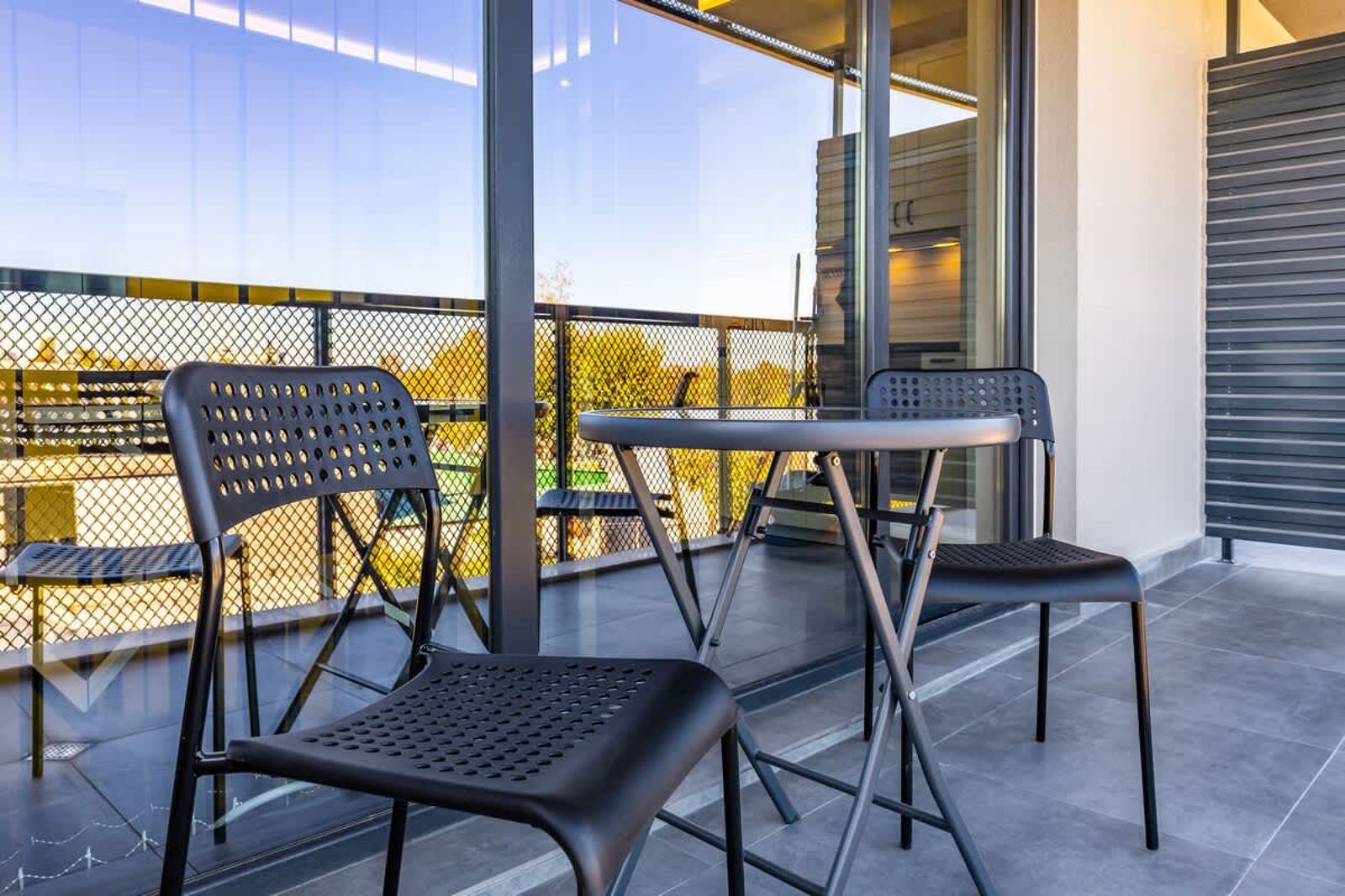 Bright Windowed Studio 10 mins to the City Centre - Photo 6