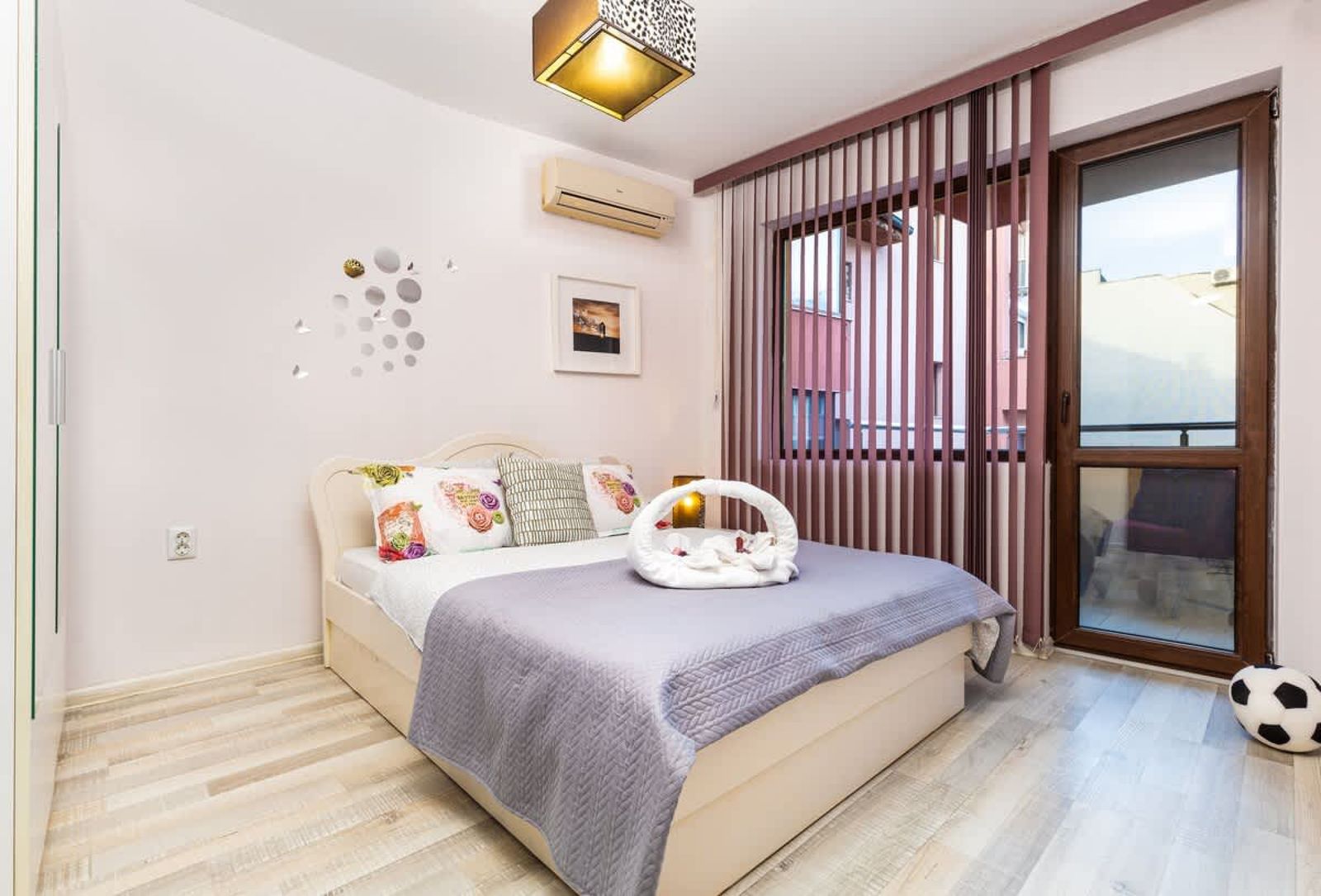 Downtown 1BD Apartment w/ Cosy Balcony - Cover Photo