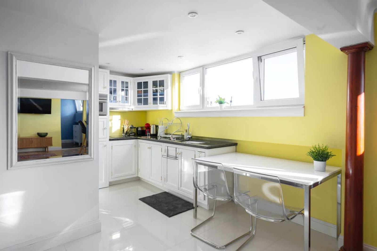 Best Views from Top Central Cozy 1-Bedroom Flat - Photo 3