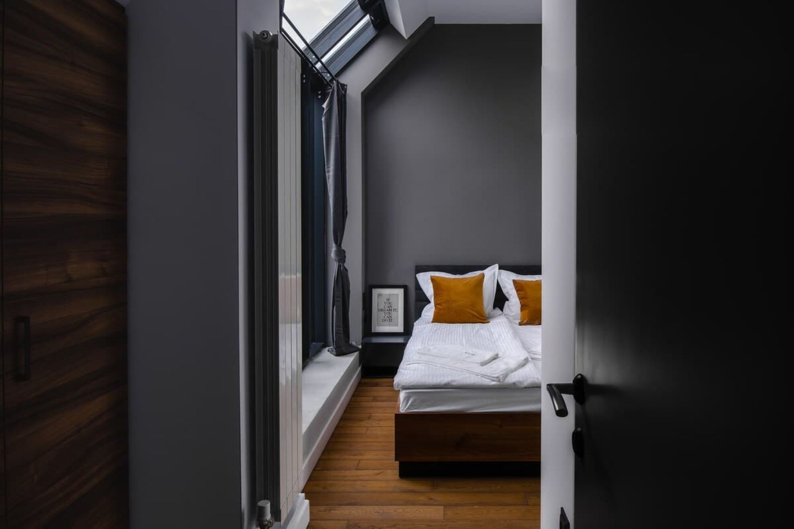 Exquisite Penthouse: Luxe Living with City Views - Photo 33