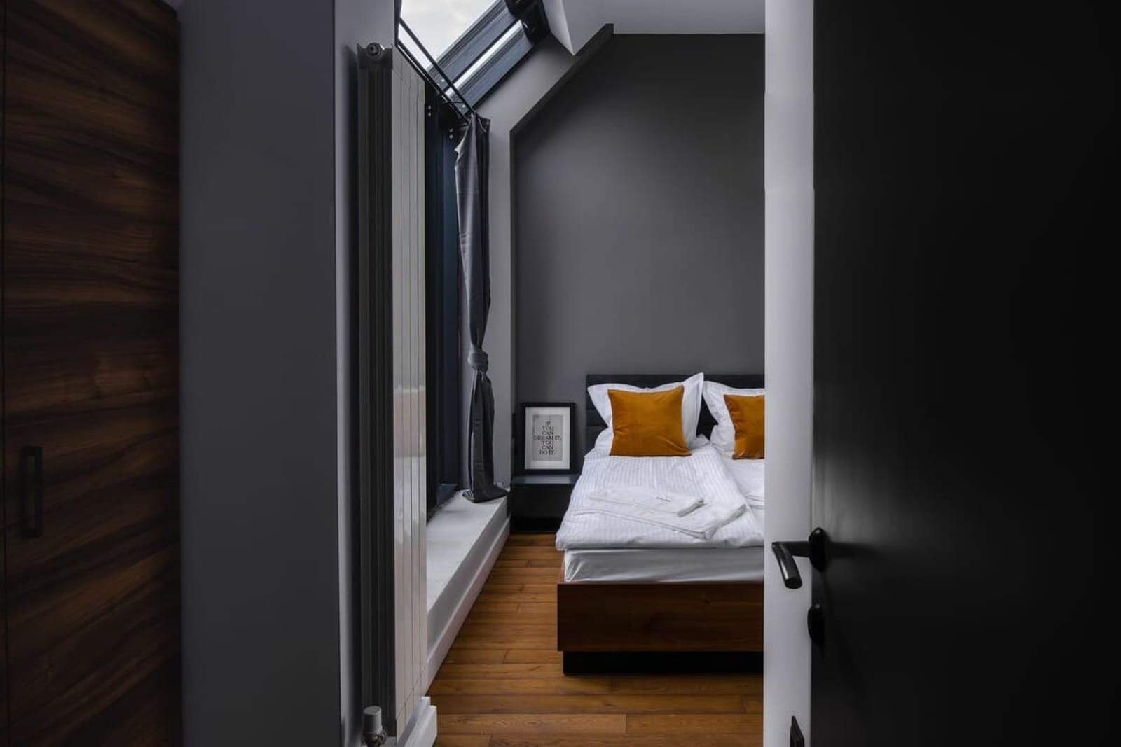 Exquisite Penthouse: Luxe Living with City Views - Photo 33