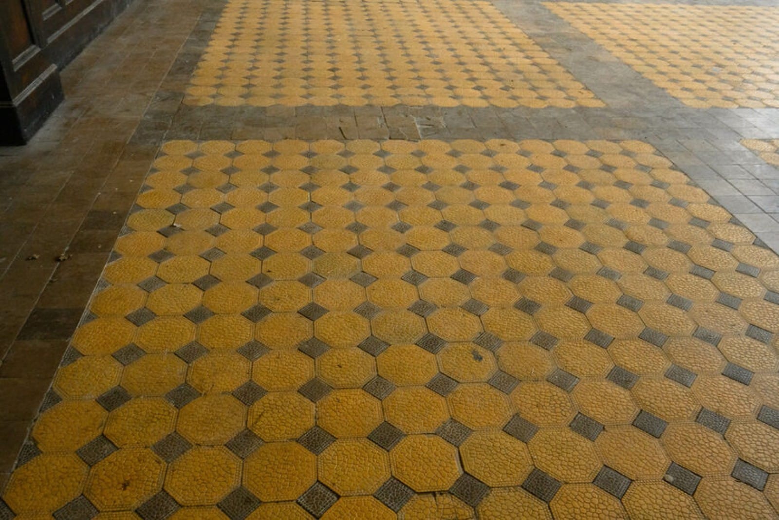 Period train station from the turn of the 20th Century_Floor tiles