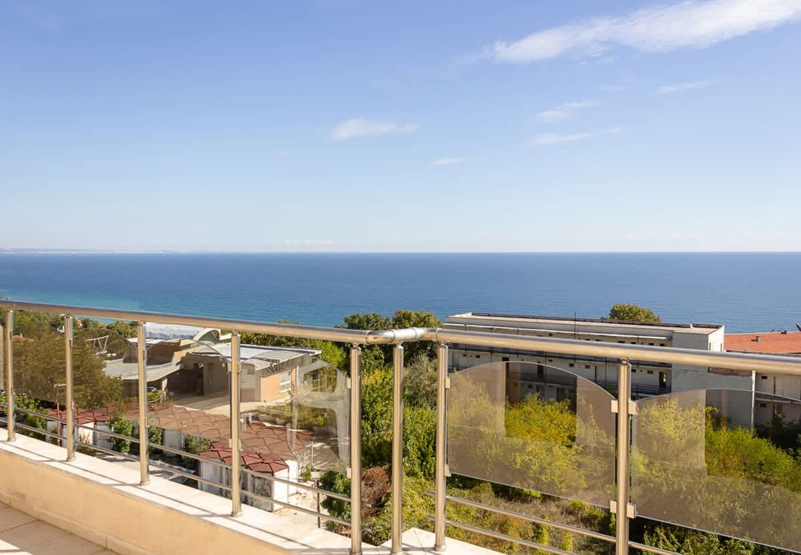 Spacious 3BD Flat with Large Terrace &amp; Sea View - Photo 15