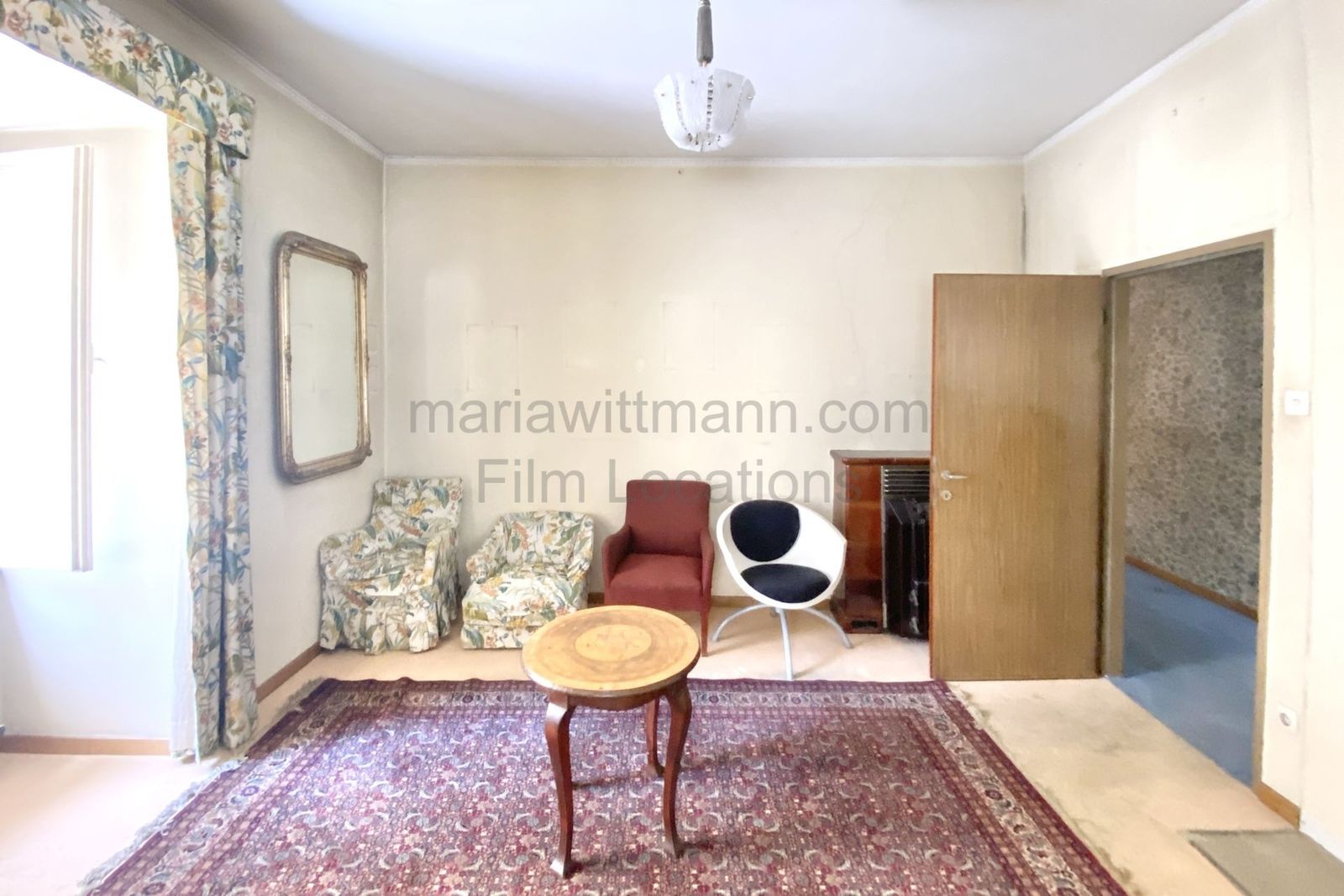 Period Apartment with Vintage Interior and Floral Motifs - Photo 13