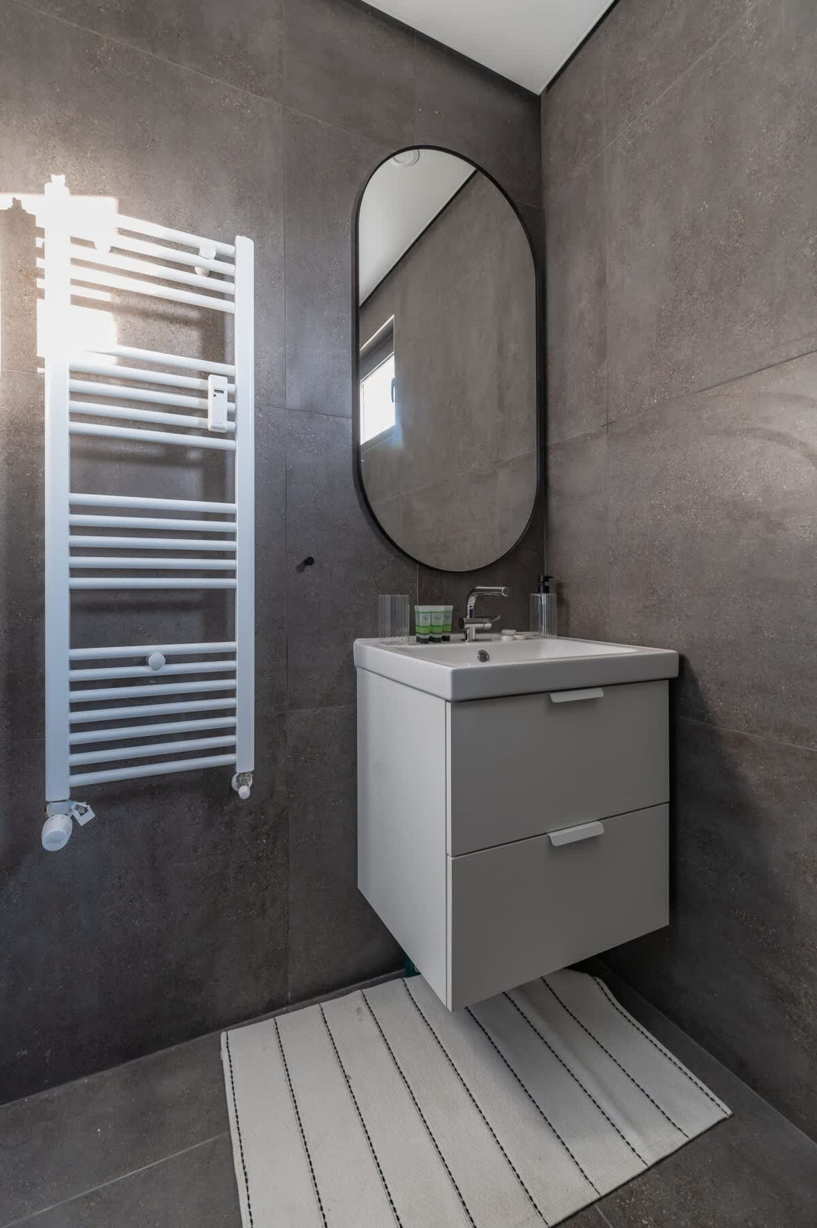 Industrial 2BD Flat | 3 Min to Metro &amp; Stadium - Photo 18