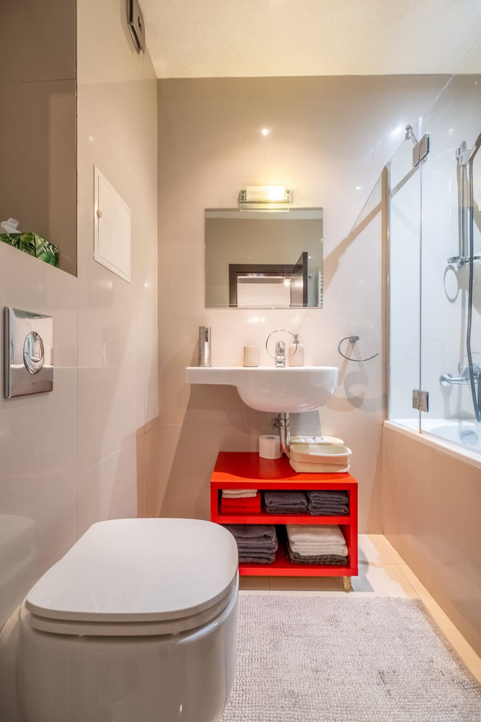 Chic 1BD Flat near Metro | Workspace &amp; Terrace - Photo 10