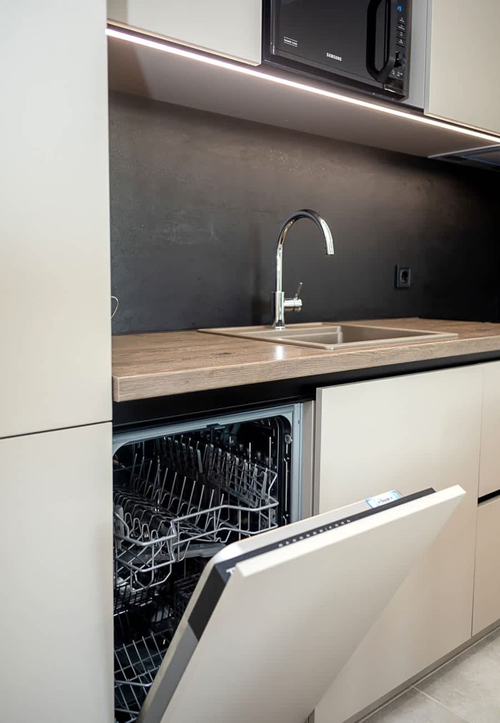 Skyline Varna – Stylish 1BD City Apartment - Photo 11