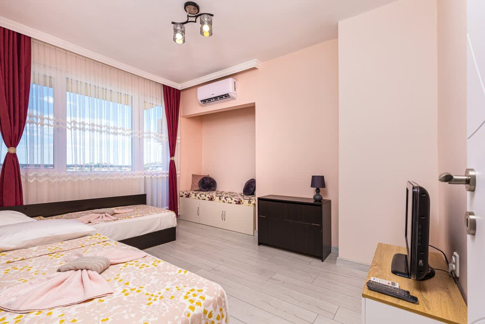 Bright Modern 2BD Apartment with Panoramic View - Photo 8