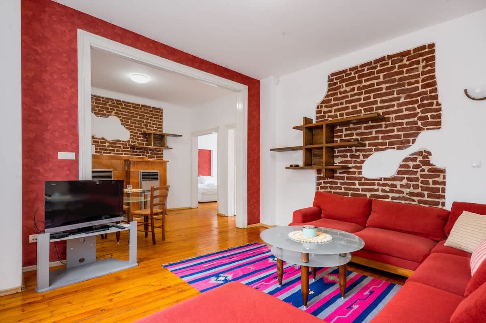 Sofia's Vintage Gem: Spacious 2BD Flat on Solunska - Cover Photo