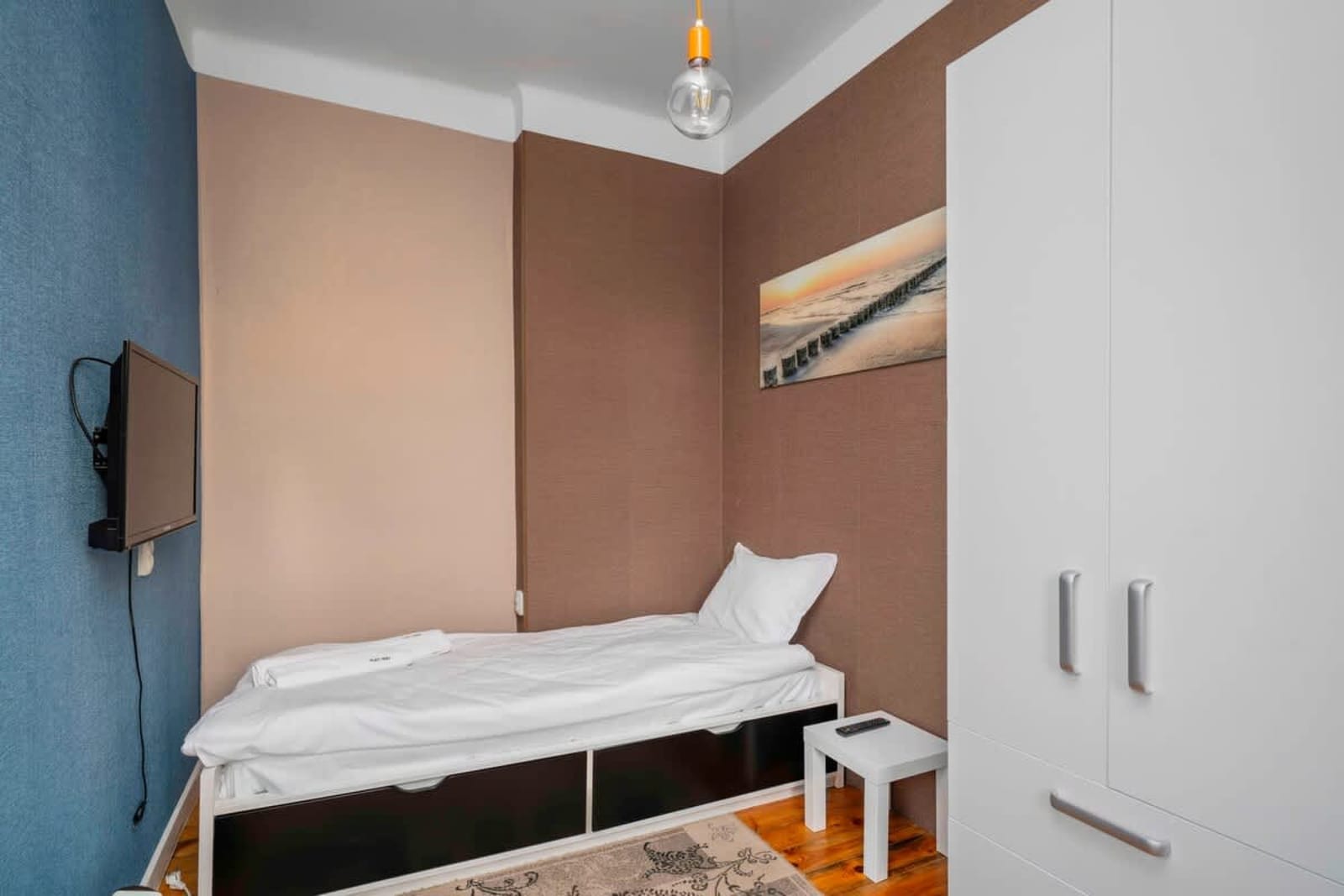 Cozy and Central 2BD Flat - At the Heart of It All - Photo 13