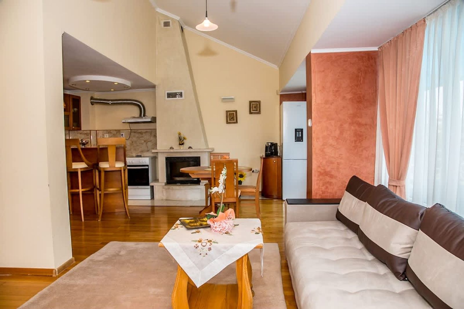 Spacious &amp; Sunny Maisonette w/ Terrace near Centre - Photo 12