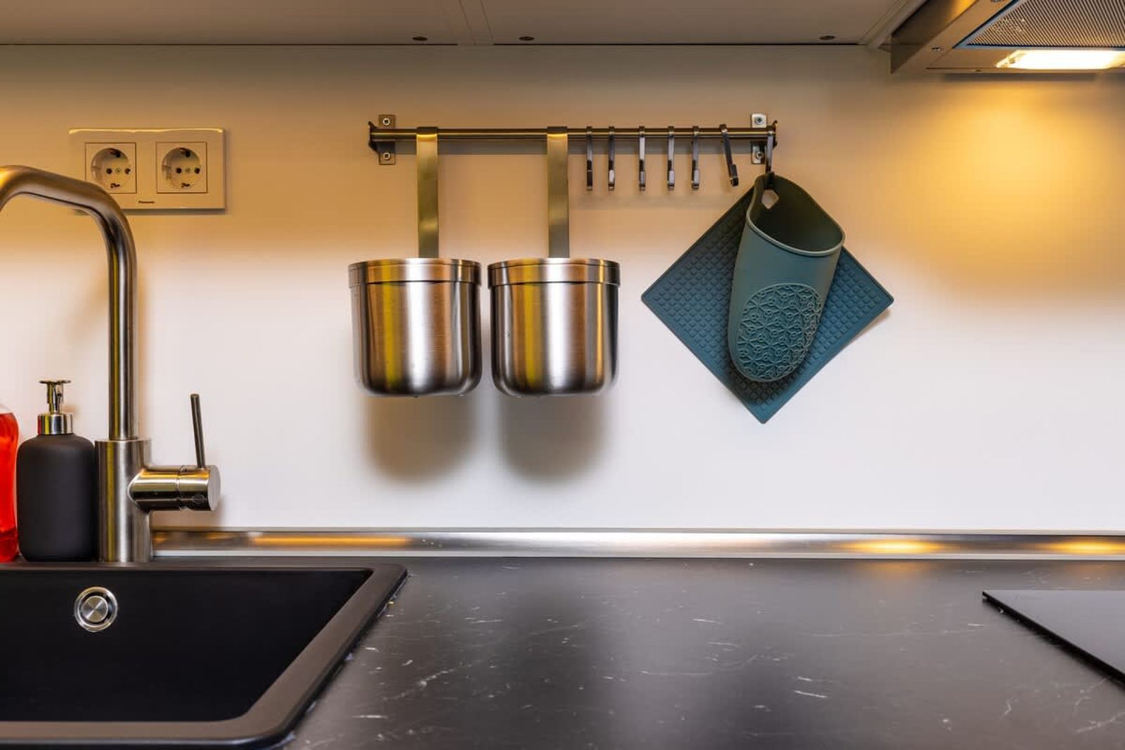 Bright Windowed Studio 10 mins to the City Centre - Photo 15