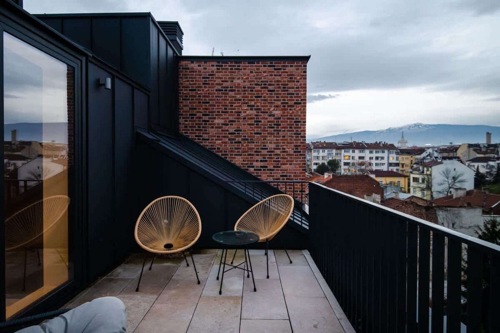 Exquisite Penthouse: Luxe Living with City Views - Photo 27