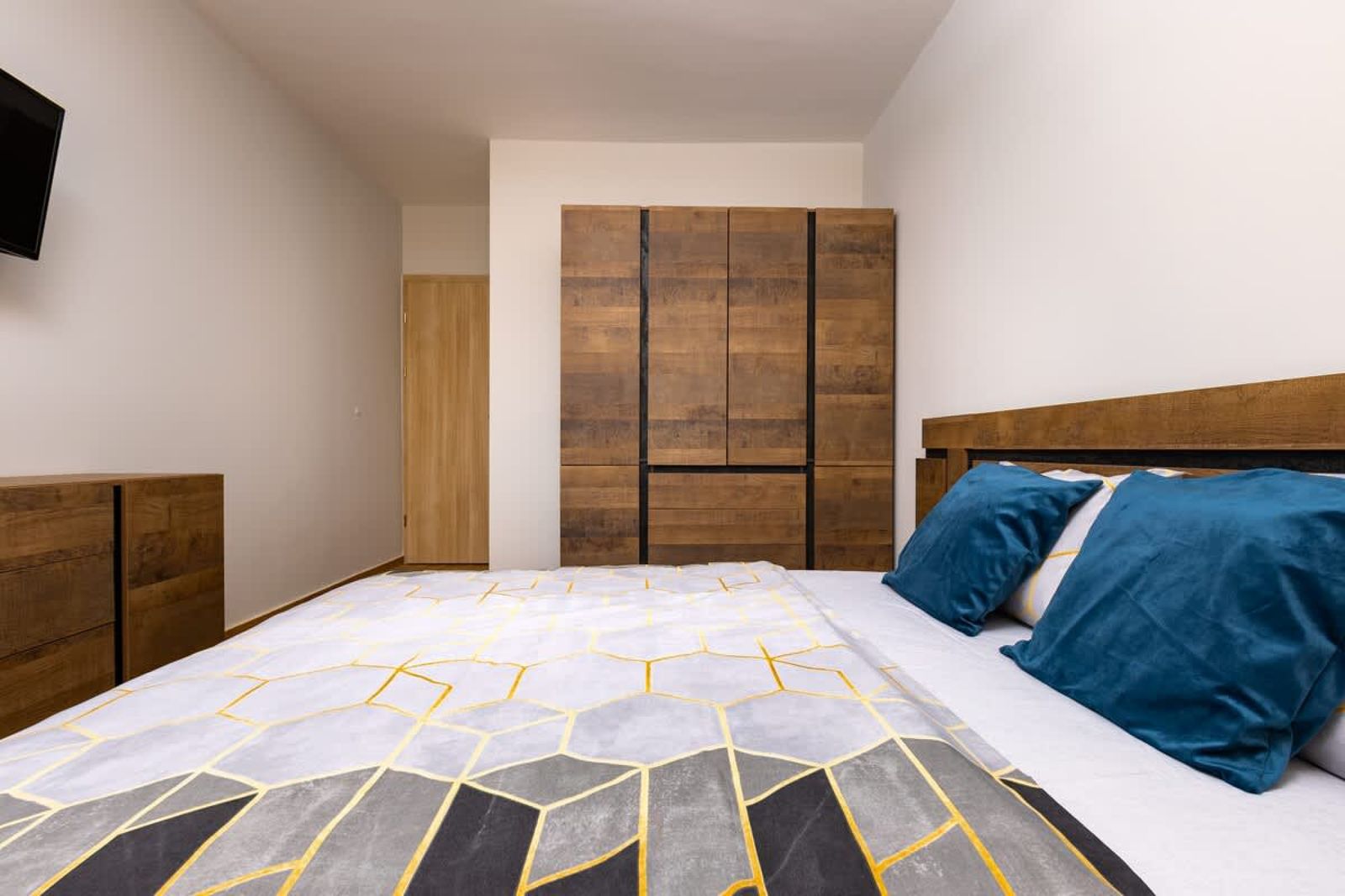 Bright and Cozy Apartment Next to a City Park - Photo 19