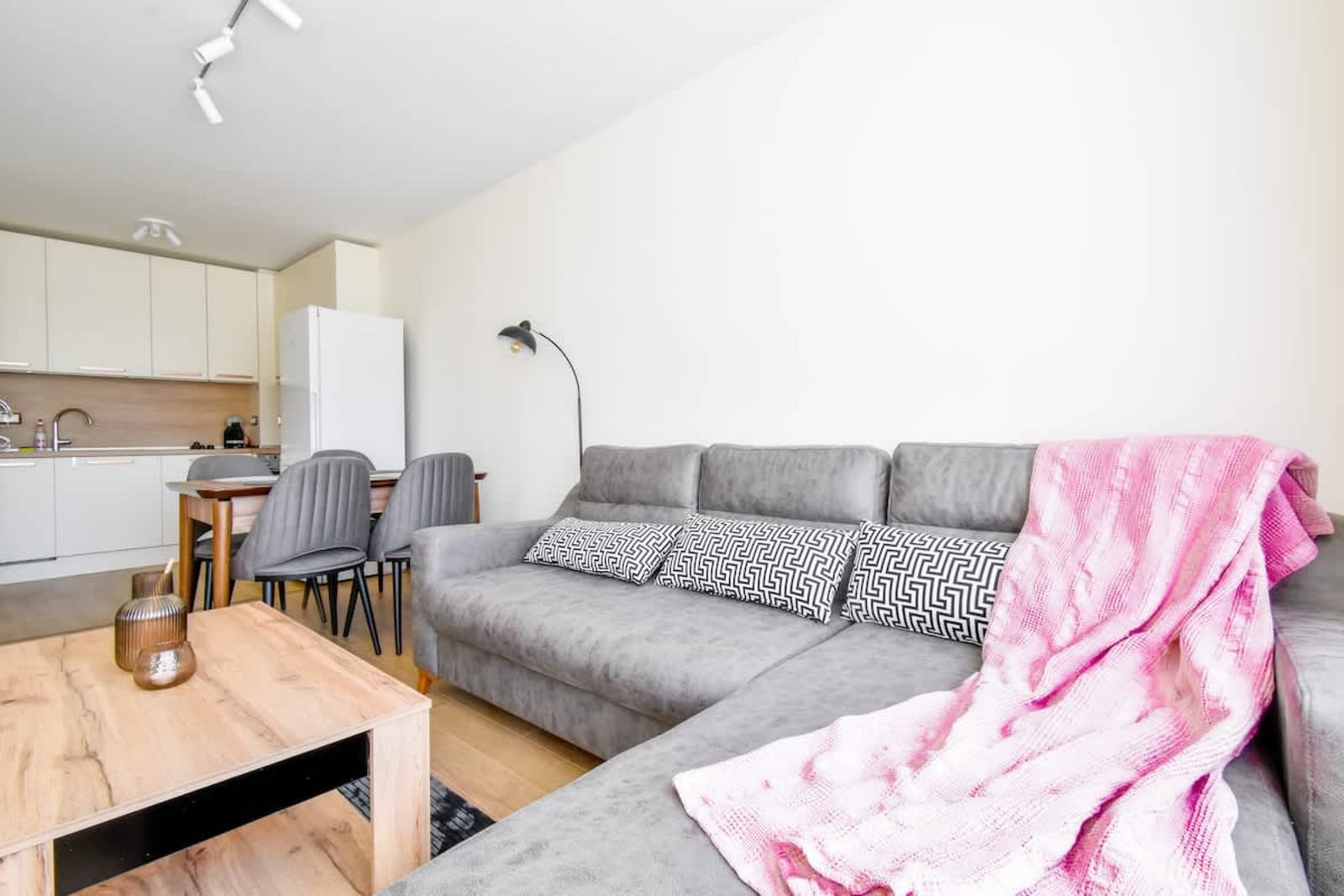 Contemporary City Stay - Cover Photo