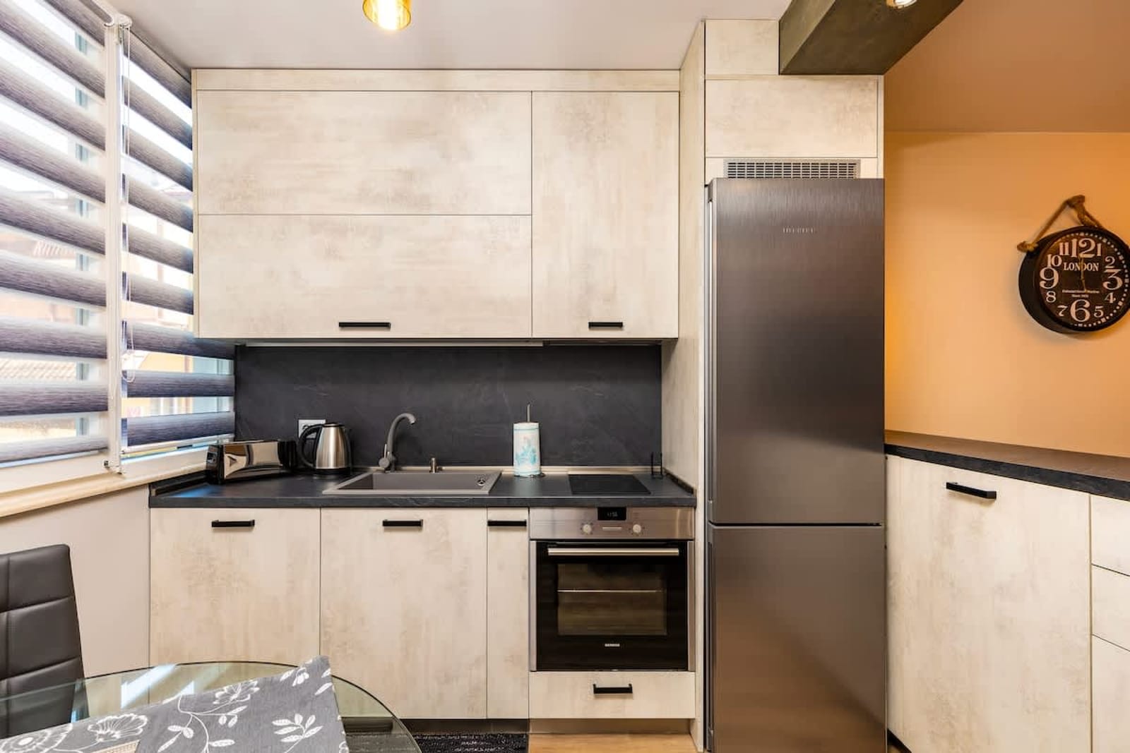 Da Vinci Delight: Modern 2BD Apartment - Photo 6