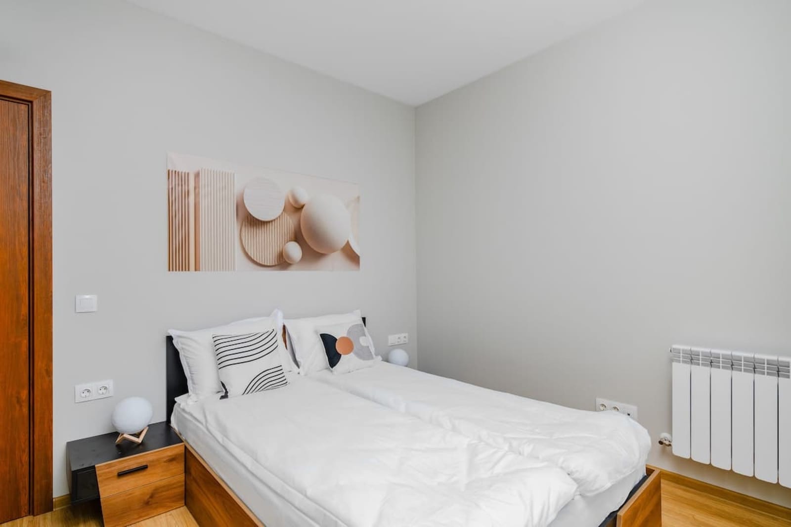 Modern Stay with Balcony and Parking - Photo 10