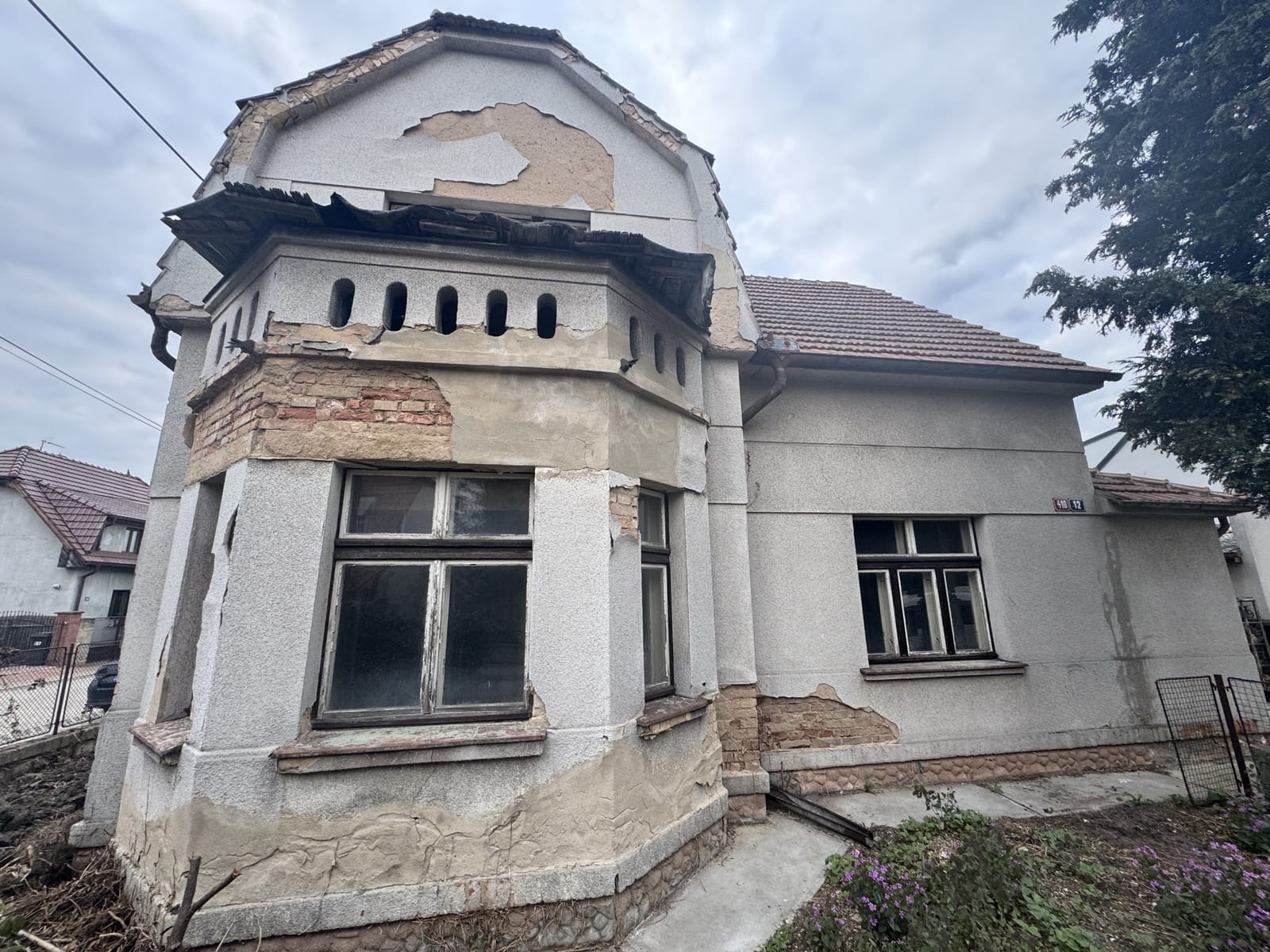 Old horor house - Cover Photo