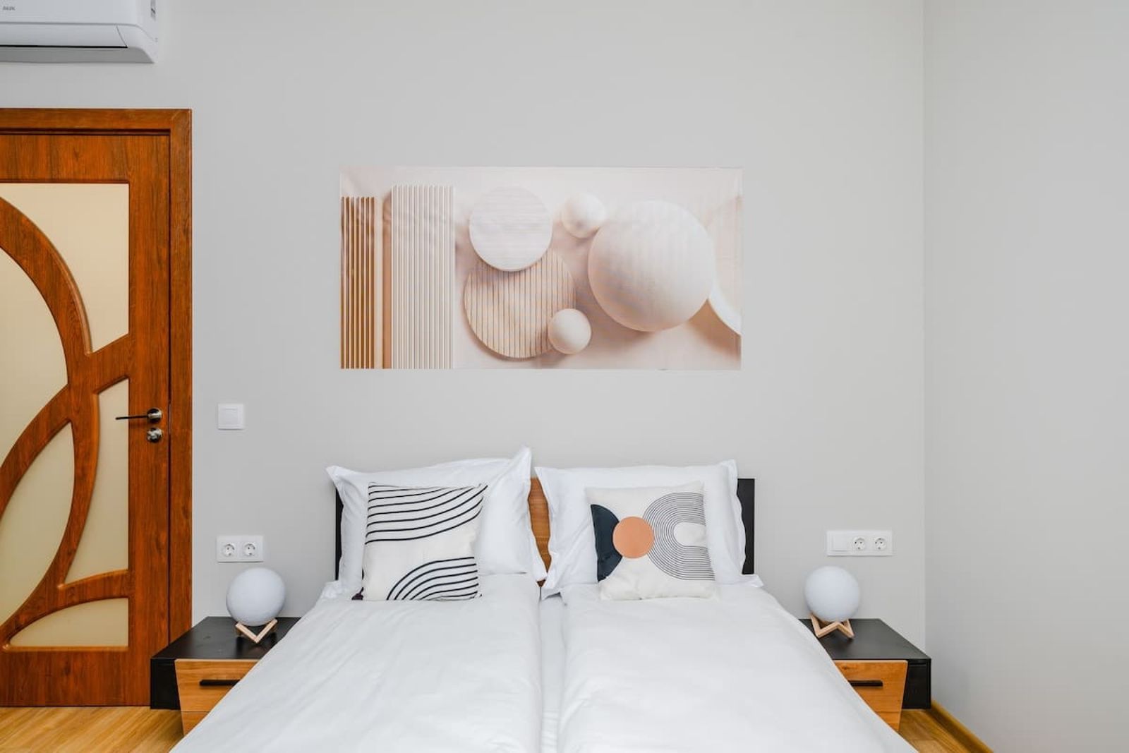 Modern Stay with Balcony and Parking - Photo 2