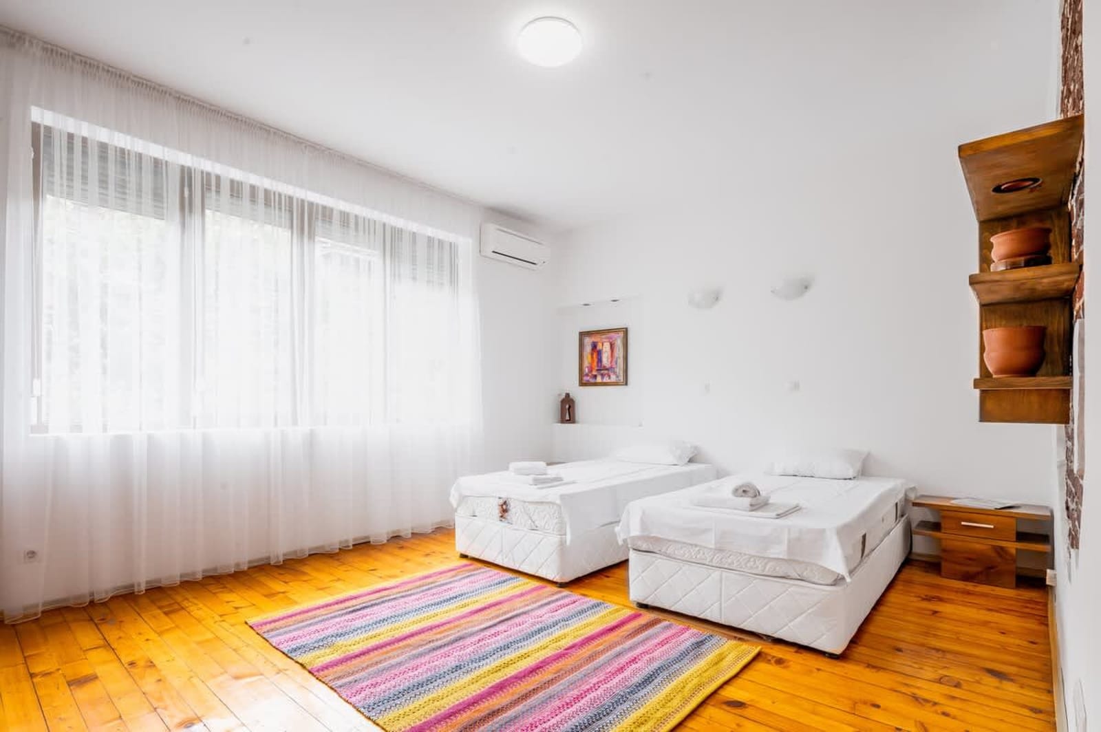 Sofia's Vintage Gem: Spacious 2BD Flat on Solunska - Photo 3