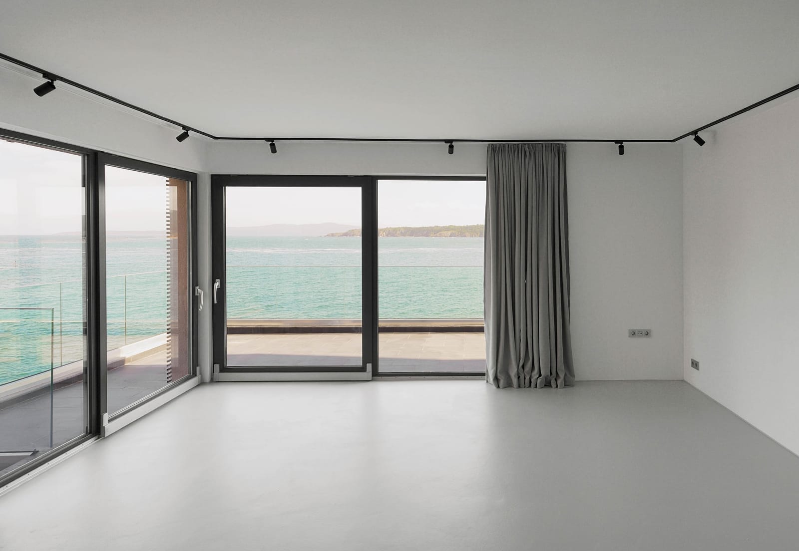 Loft-Style Studio Apartment on the Beach - Photo 47