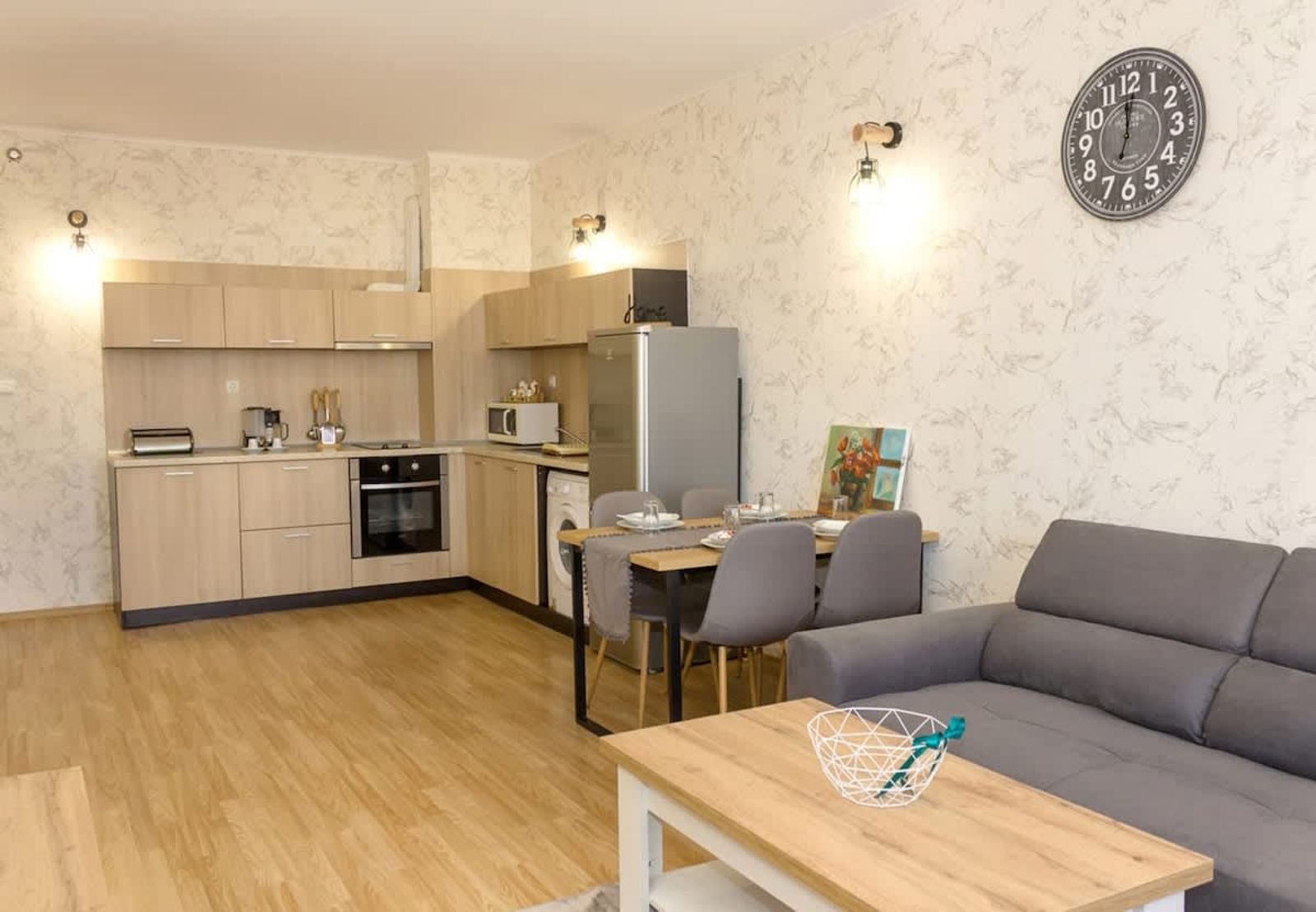 Bright 1-bedroom Flat with Balcony in Golden Sands - Photo 3