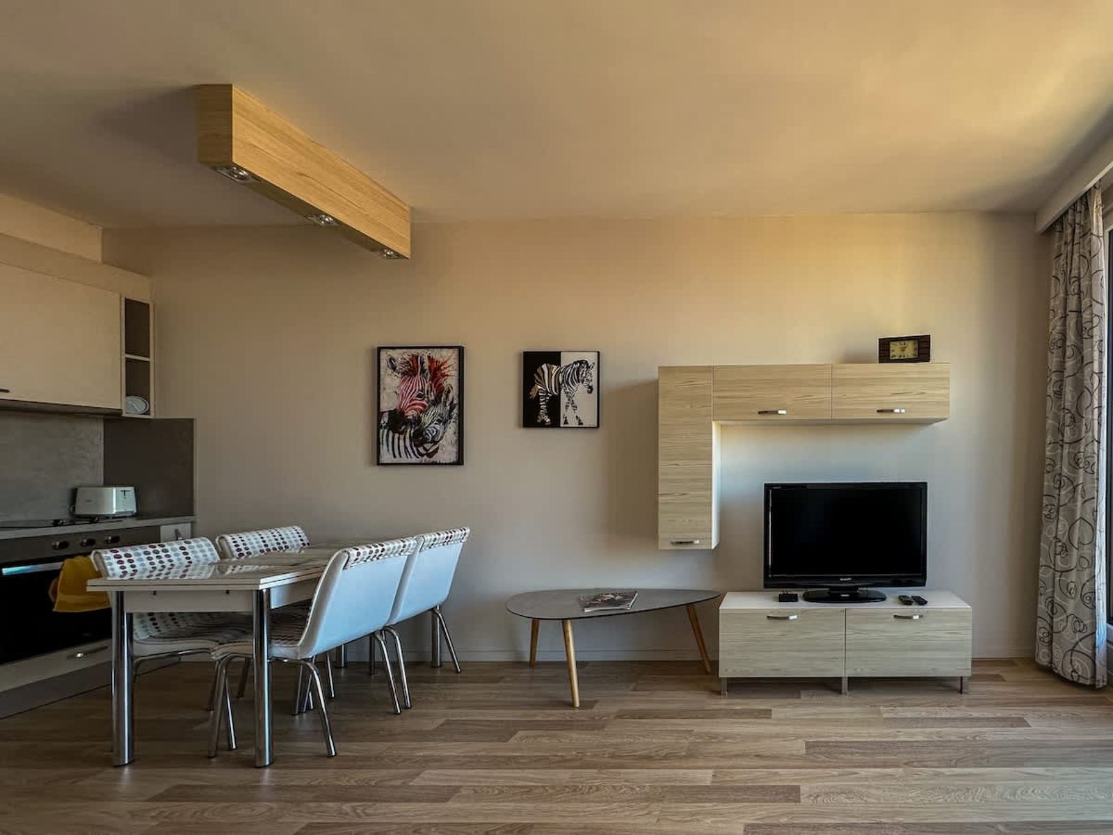 Quiet &amp; Comfortable Urban Retreat - Photo 8