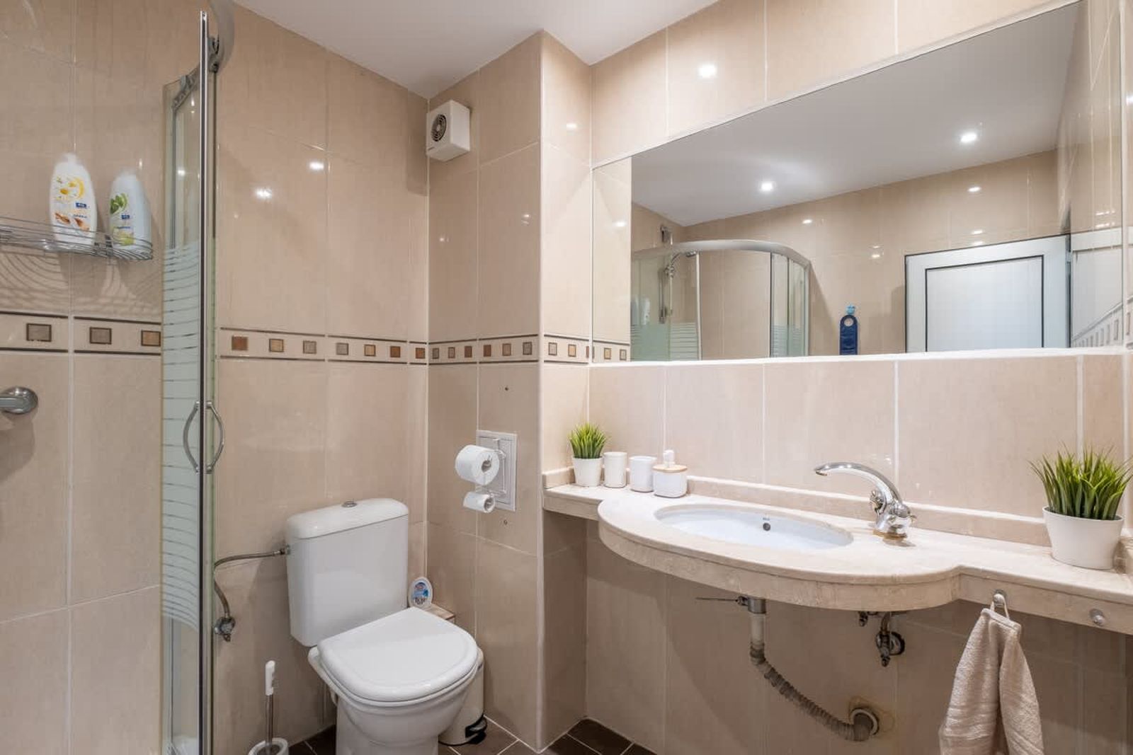 Spacious 1 bedroom apartment in a lively center - Photo 21