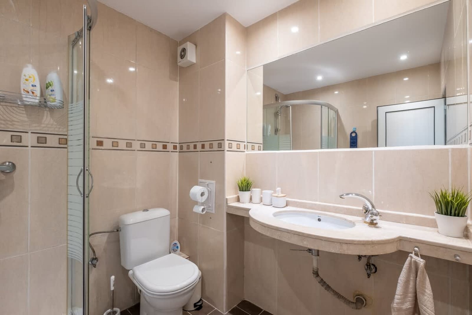 Spacious 1 bedroom apartment in a lively center - Photo 21