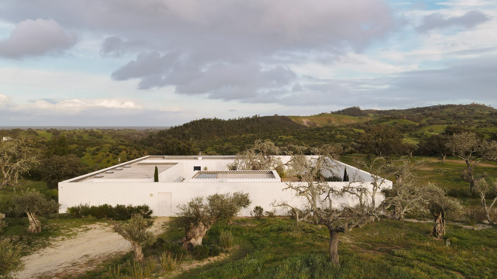 Casa da Volta — Contemporary Walled Villa with Courtyards &amp; Exceptional Natural Light - Photo 7