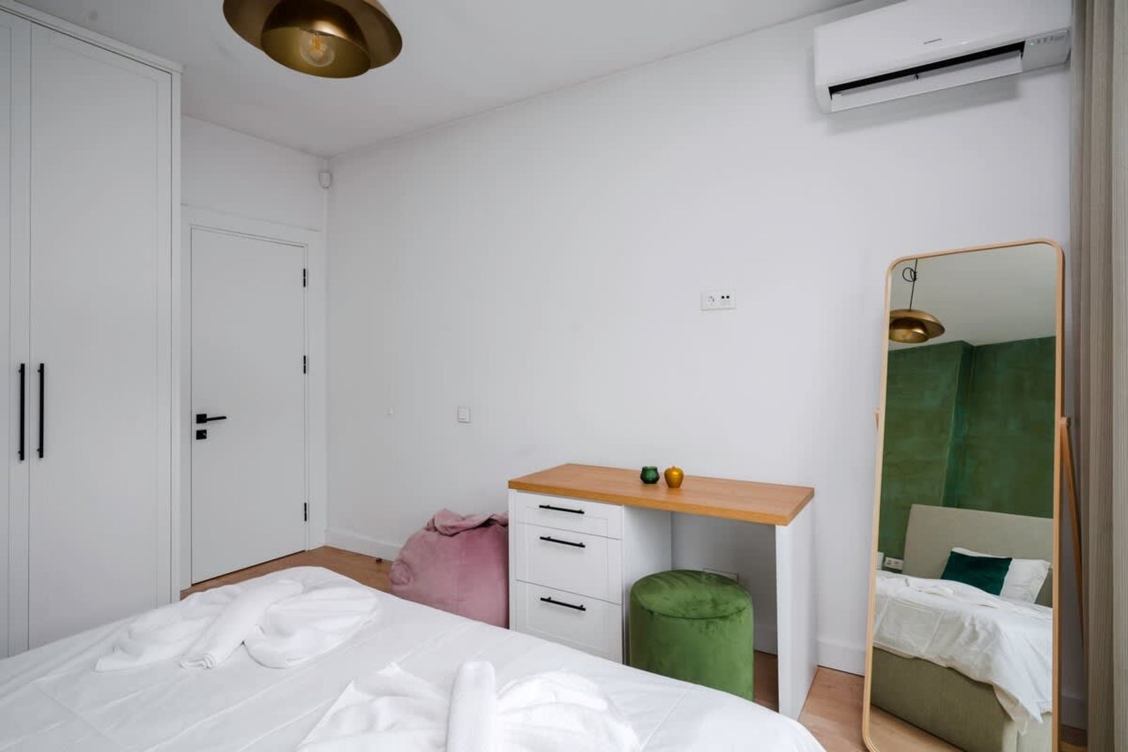 Sunny Stylish Apartment in Sofia - Photo 8