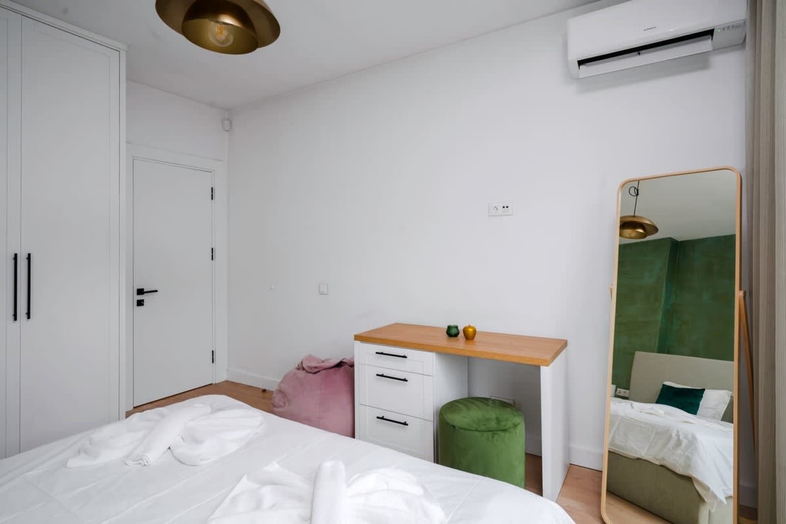 Sunny Stylish Apartment in Sofia - Photo 8