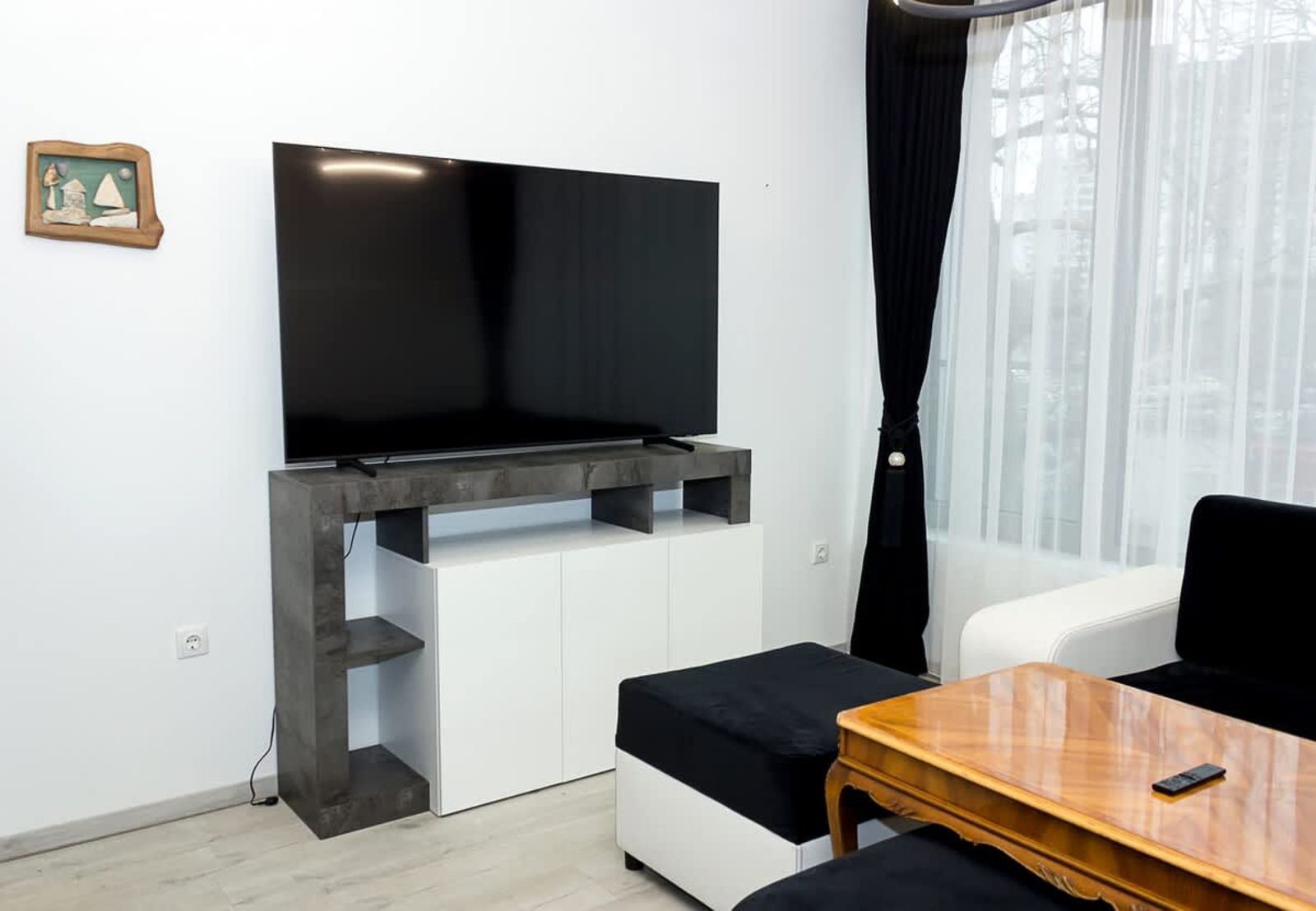 New Black &amp; White Flat 5 Min Away From Sea Garden - Photo 7