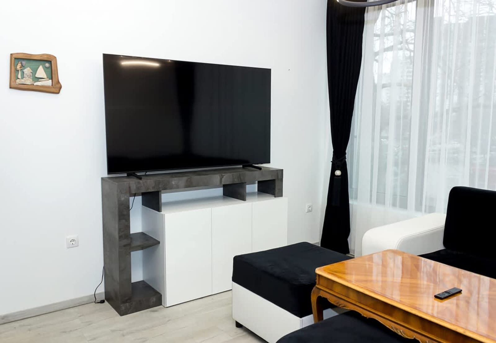 New Black &amp; White Flat 5 Min Away From Sea Garden - Photo 7