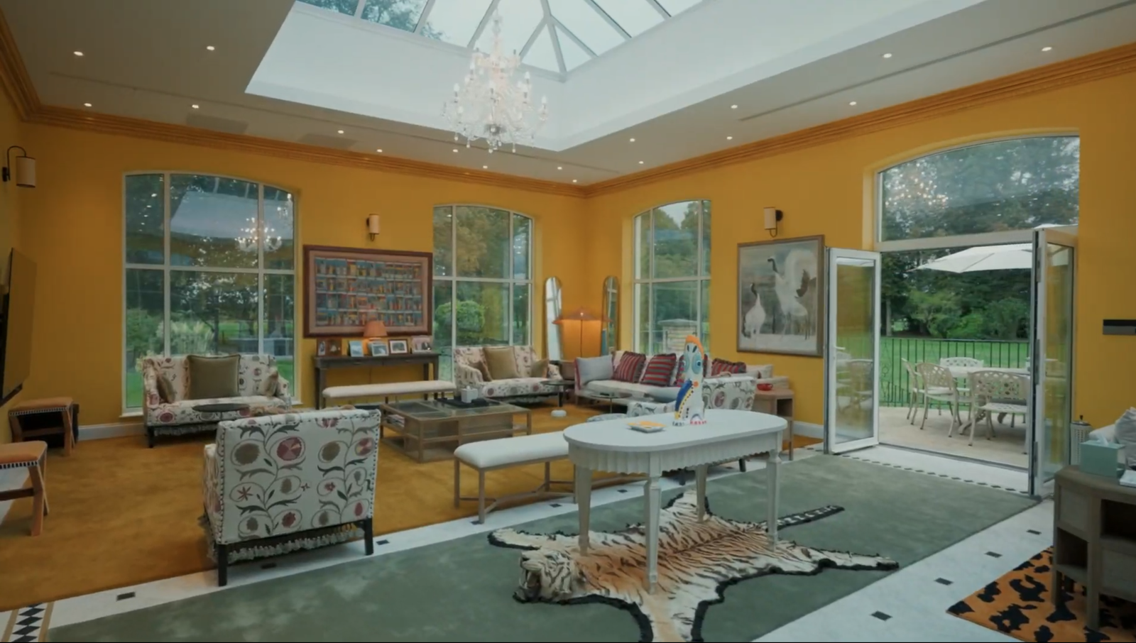 Elegant Regency estate with a private lake and indoor pool, quirky details - Photo 12