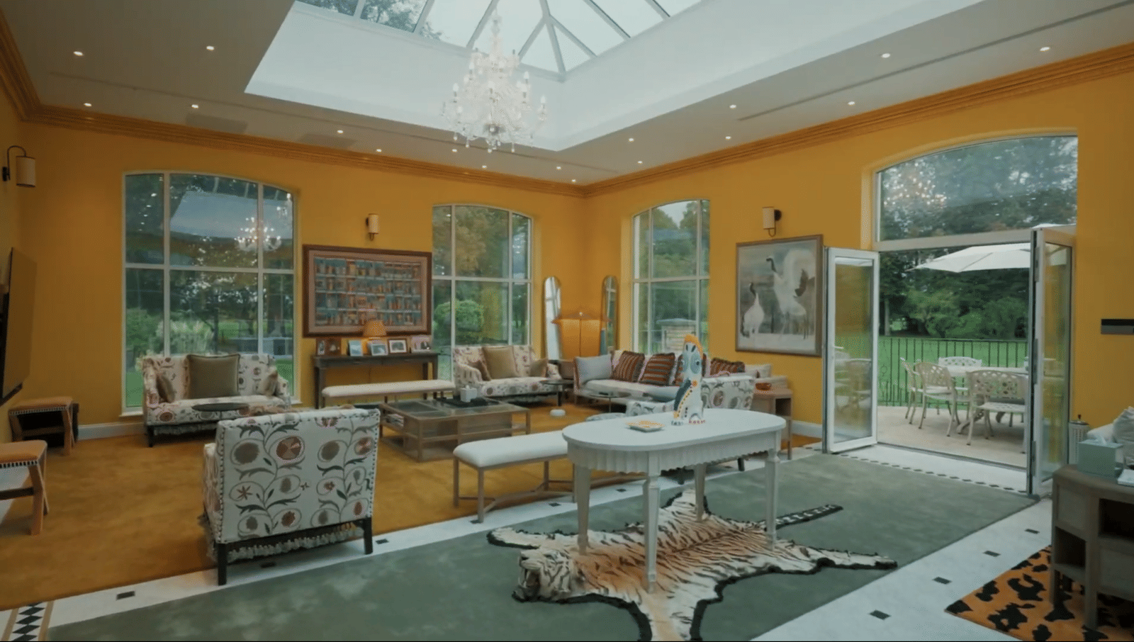 Elegant Regency estate with a private lake and indoor pool, quirky details - Photo 12