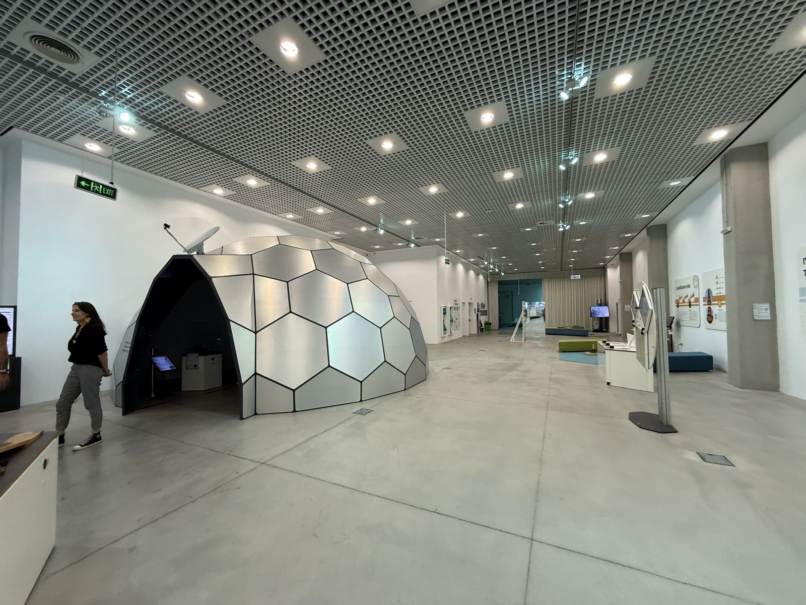 A science Museum with modern interior - Photo 19