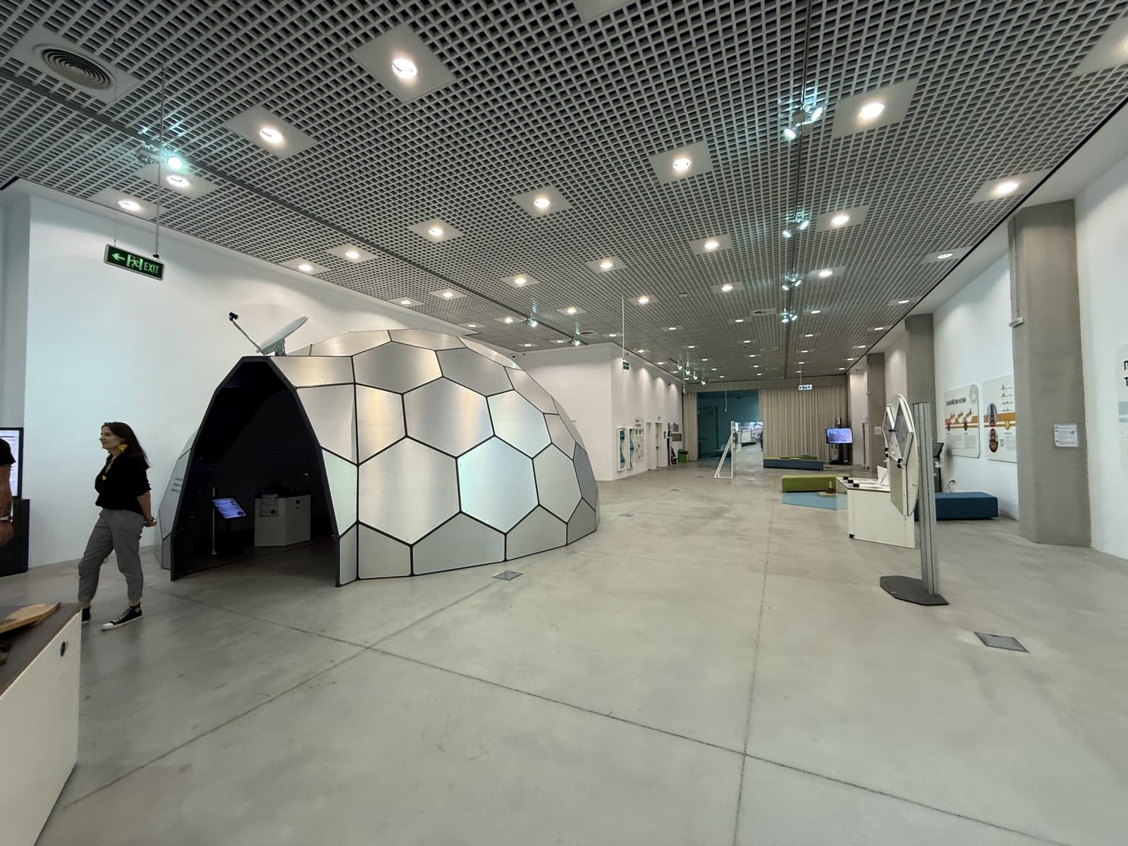 A science Museum with modern interior - Photo 19