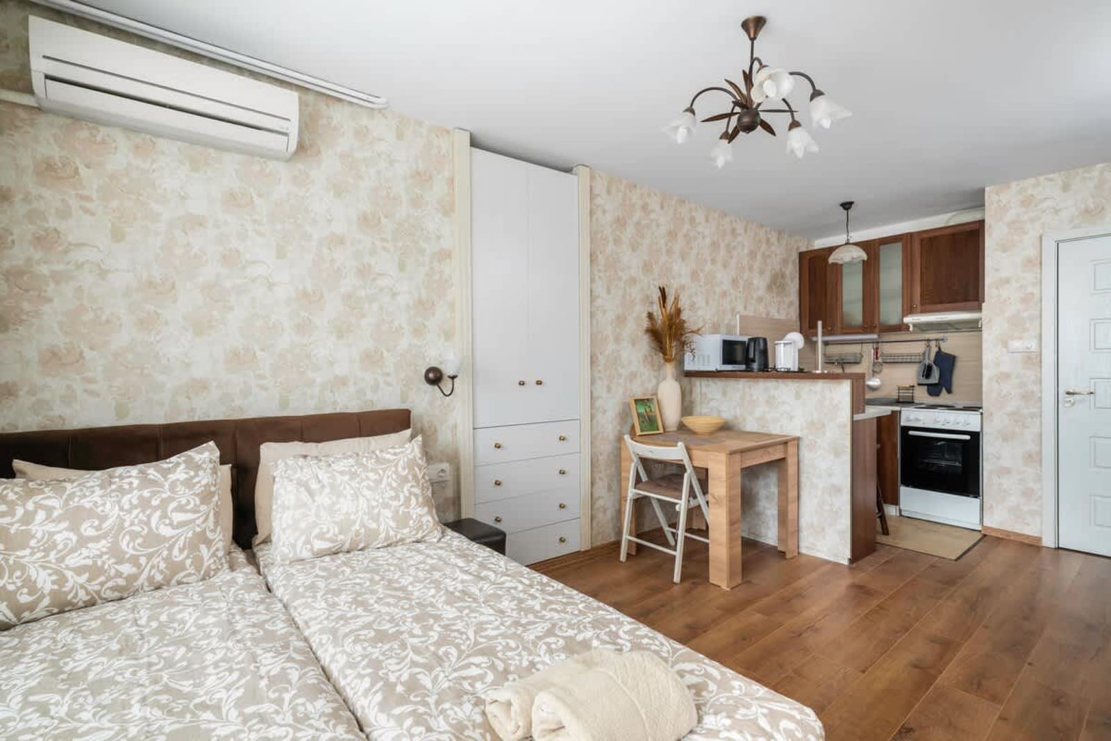 Cozy Studio in Top Centre - Cover Photo