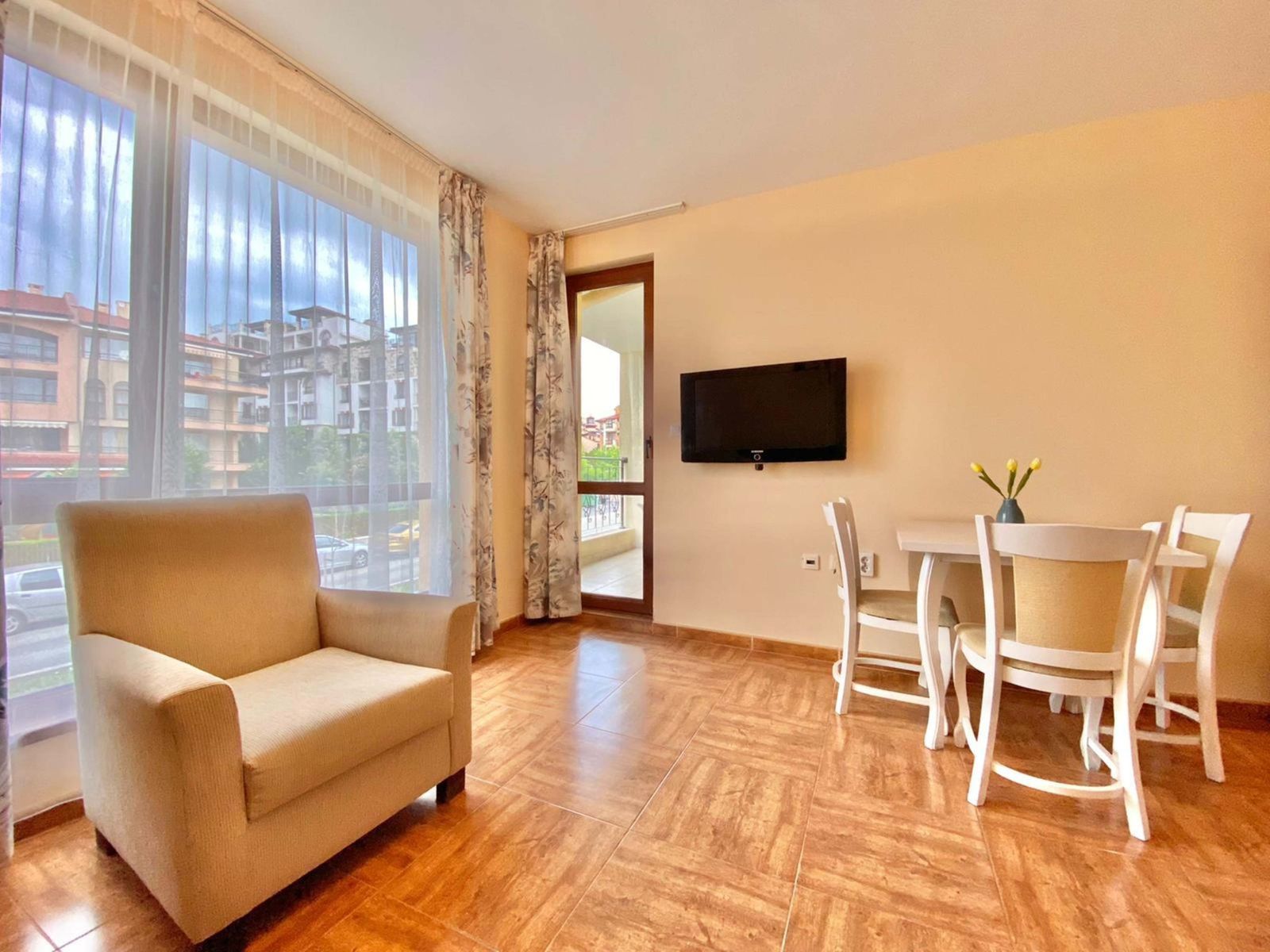 Cozy 1-Bedroom Apartment in Royal Bay - Photo 9