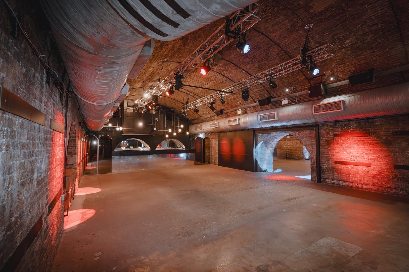 Three Railway Arch Industrial Venue with a Courtyard in Shoreditch - Photo 11