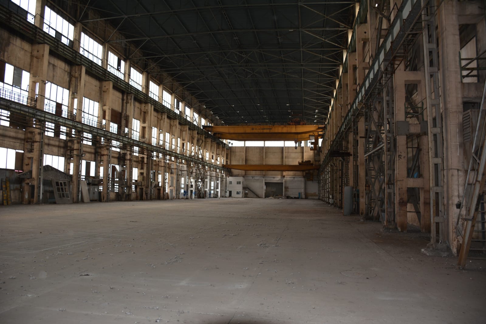 Vast industrial abandoned hangar - Photo 8