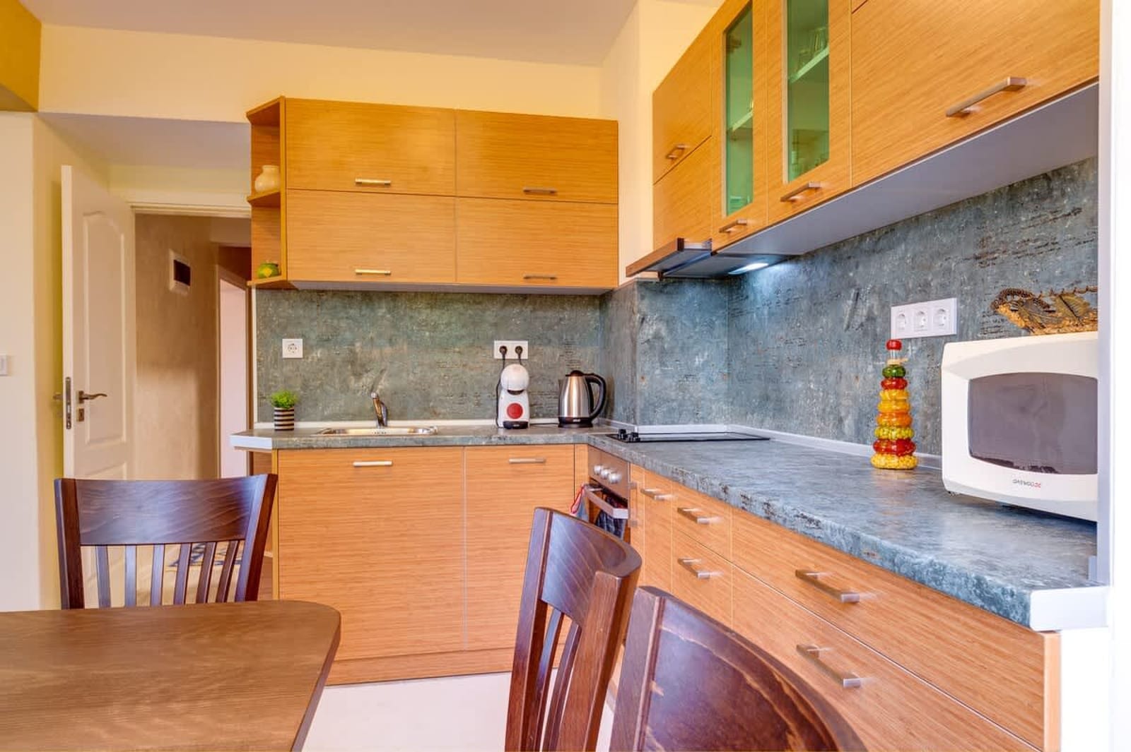 Bright retreat with Balcony &amp; Mountain Views - Photo 8