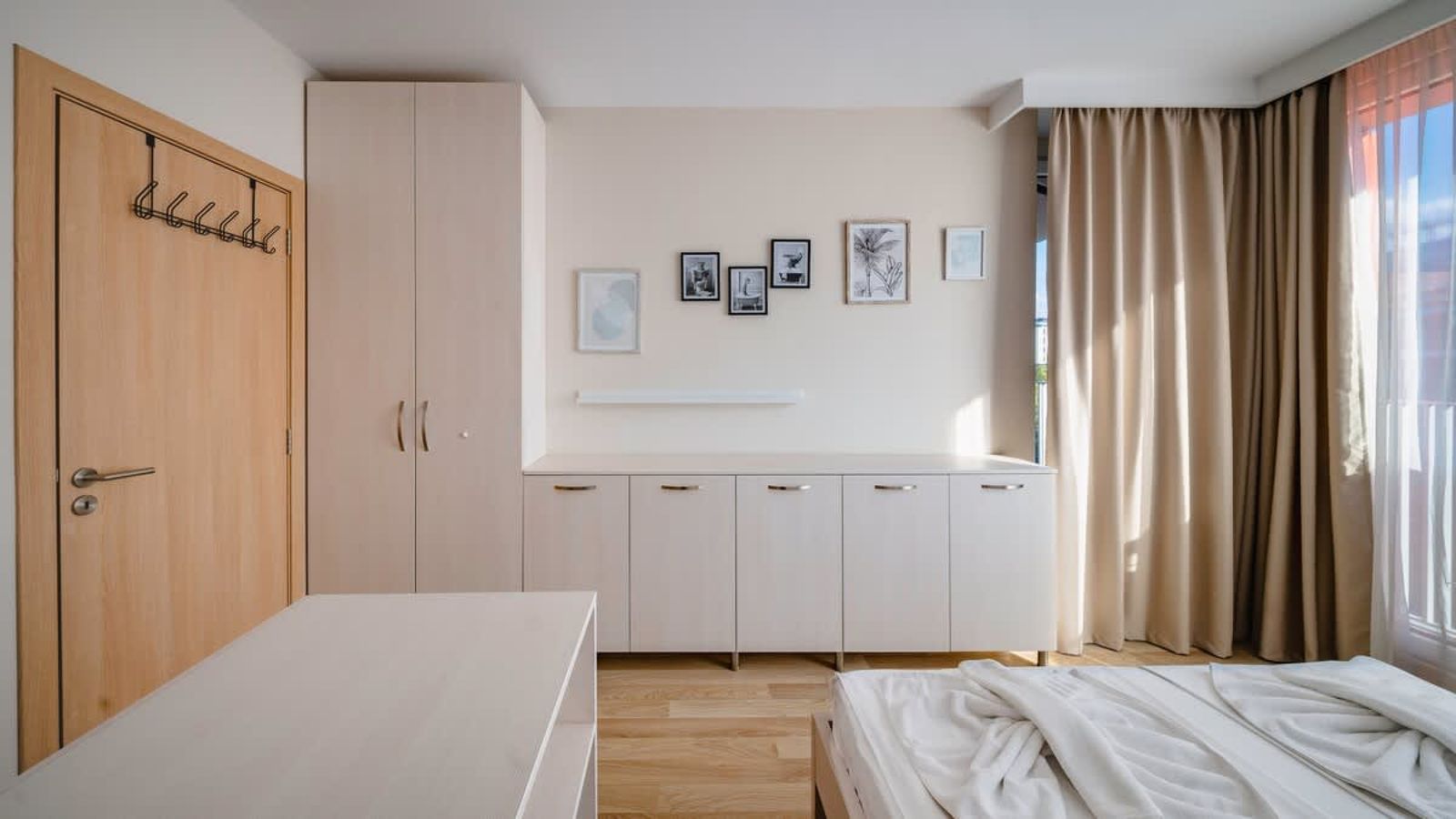 Modern &amp; Spacious Stay - Photo 16