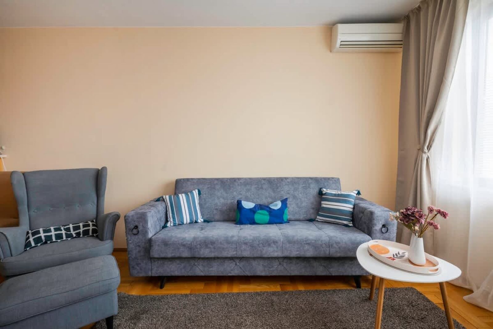 City Haven: Expansive Apartment in Prime Location - Photo 2