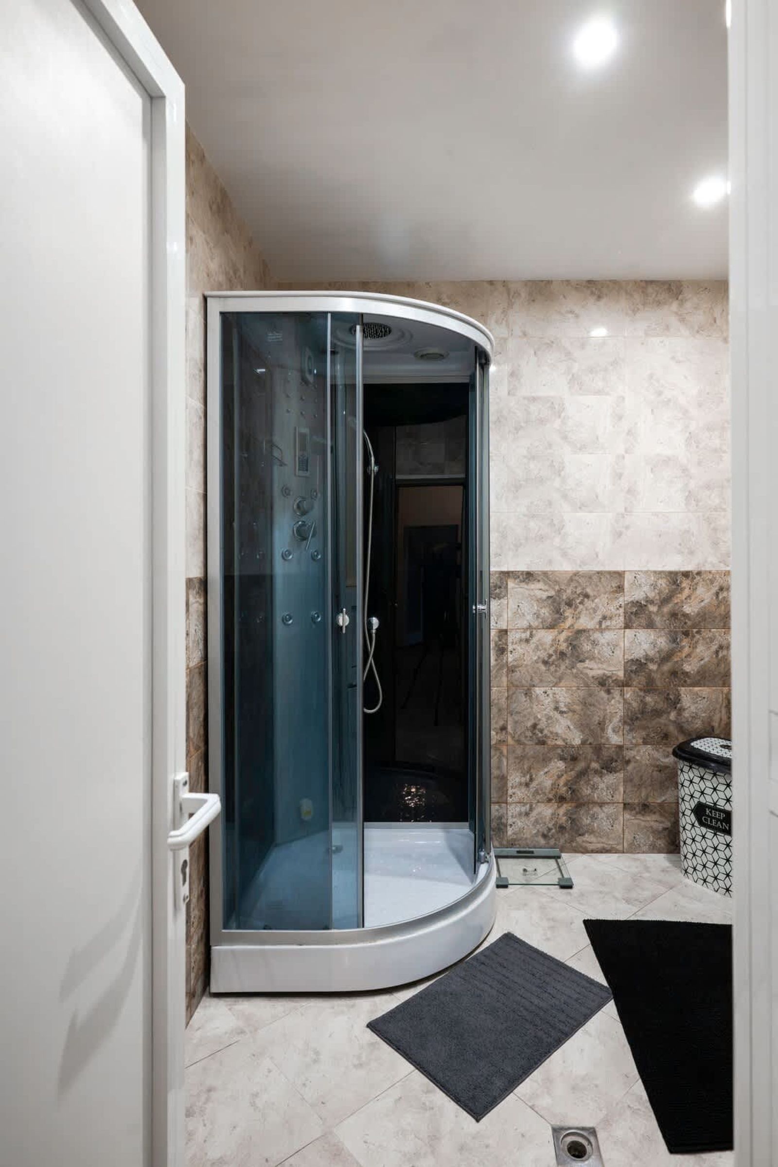 The Cosmopolitan Shine 1-BDR Pet-Friendly Flat - Photo 17