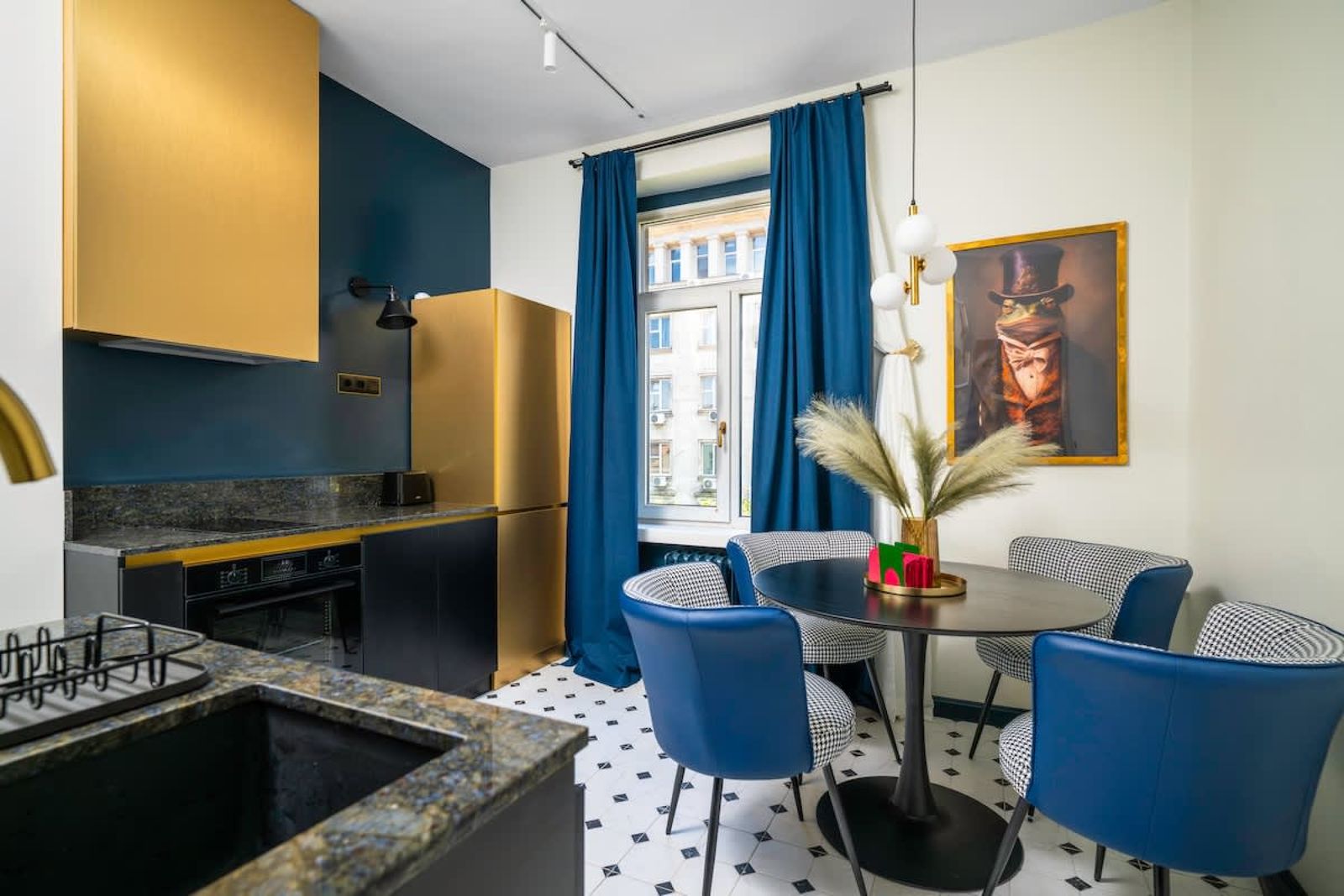 Royal Retreat - Your central designer spot - Cover Photo