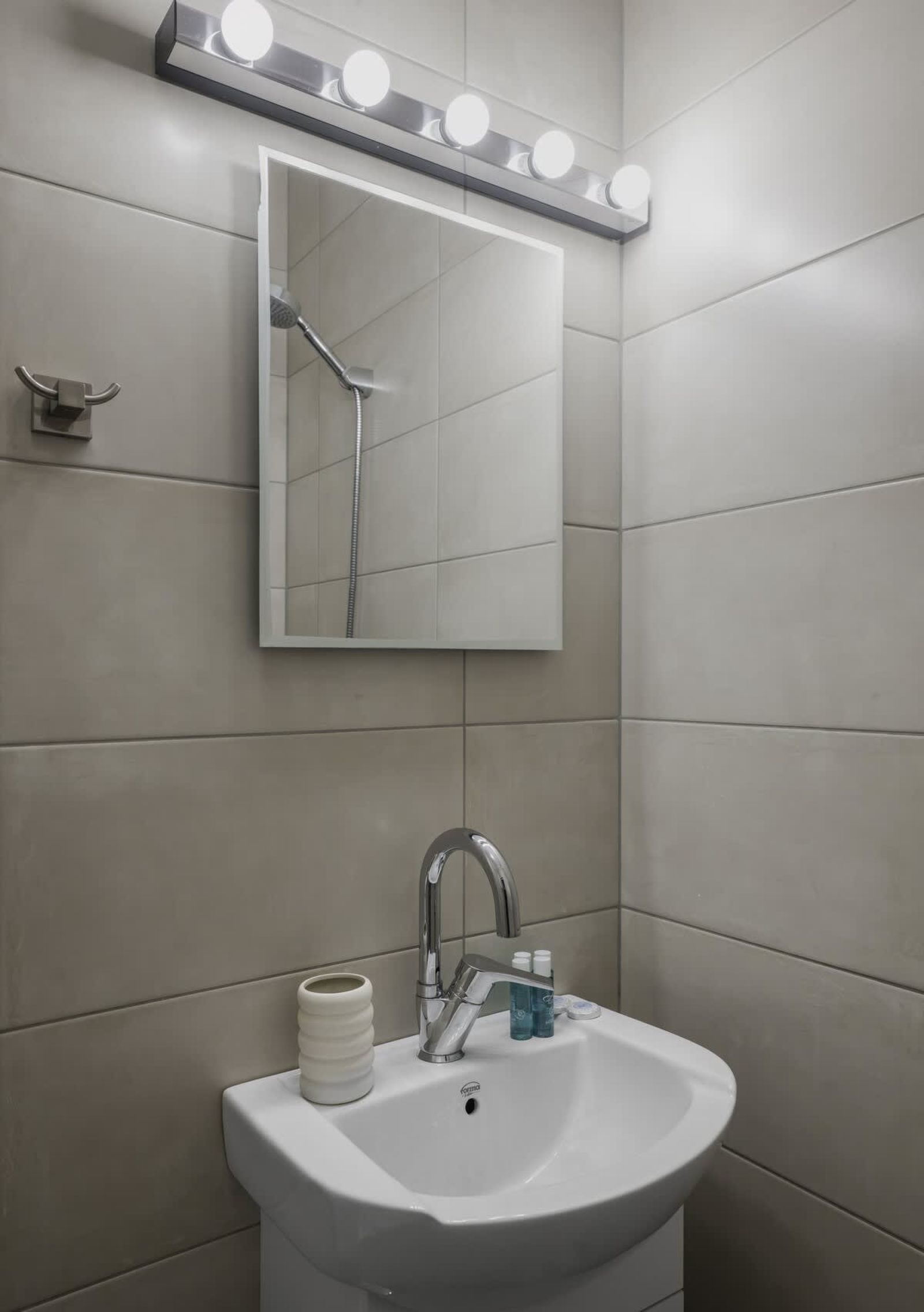 Charming &amp; Cozy 2BD Apartment with Natural Light - Photo 25